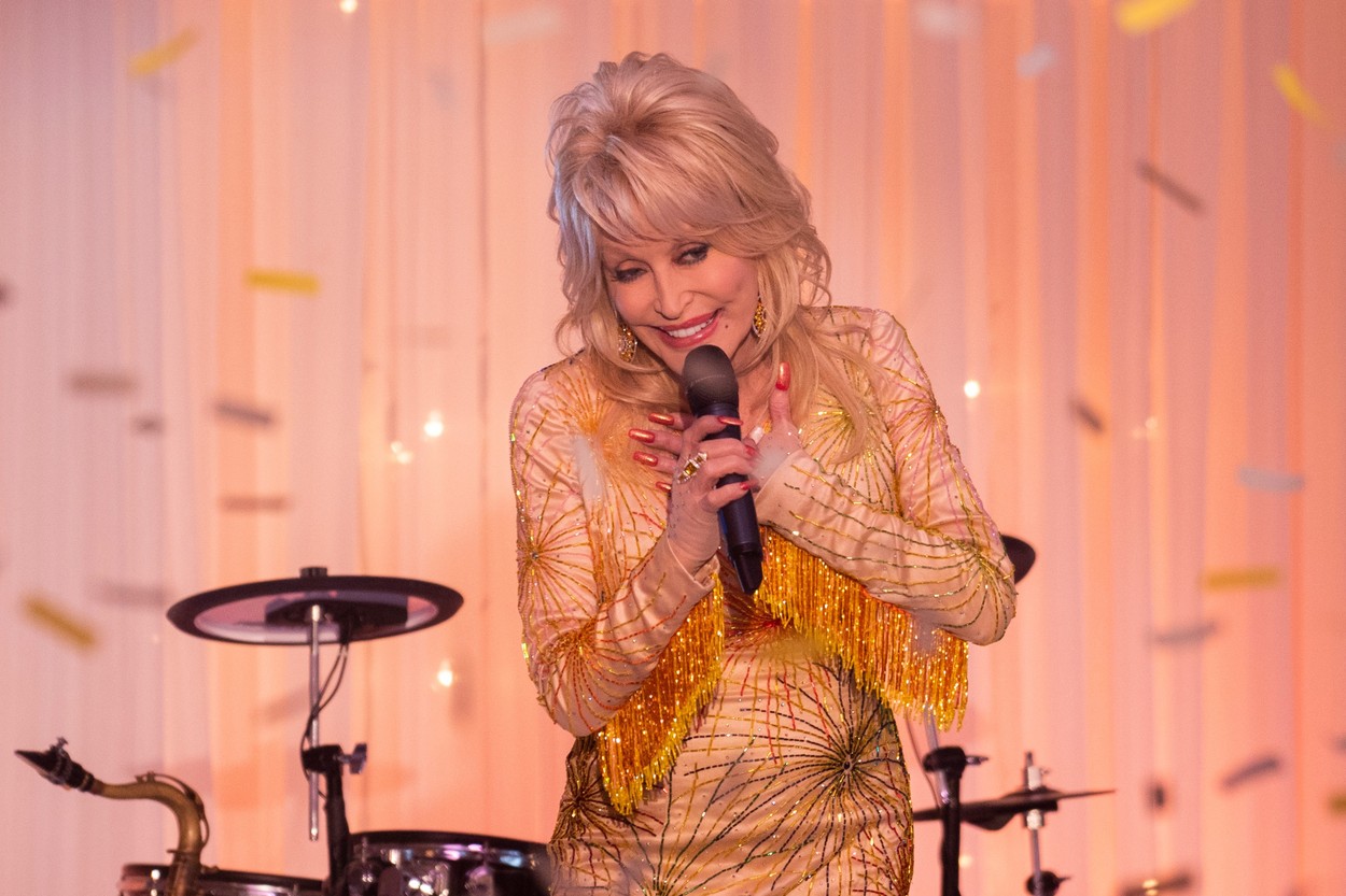 DOLLY PARTON'S HEARTSTRINGS, Dolly Parton, 'These Old Bones', (Season 1, ep. 108, aired Nov. 22, 2019)., Image: 486730218, License: Rights-managed, Restrictions: Please credit ©Netflix/Courtesy Everett Collection, Model Release: no, Credit line: Netflix / Everett / Profimedia