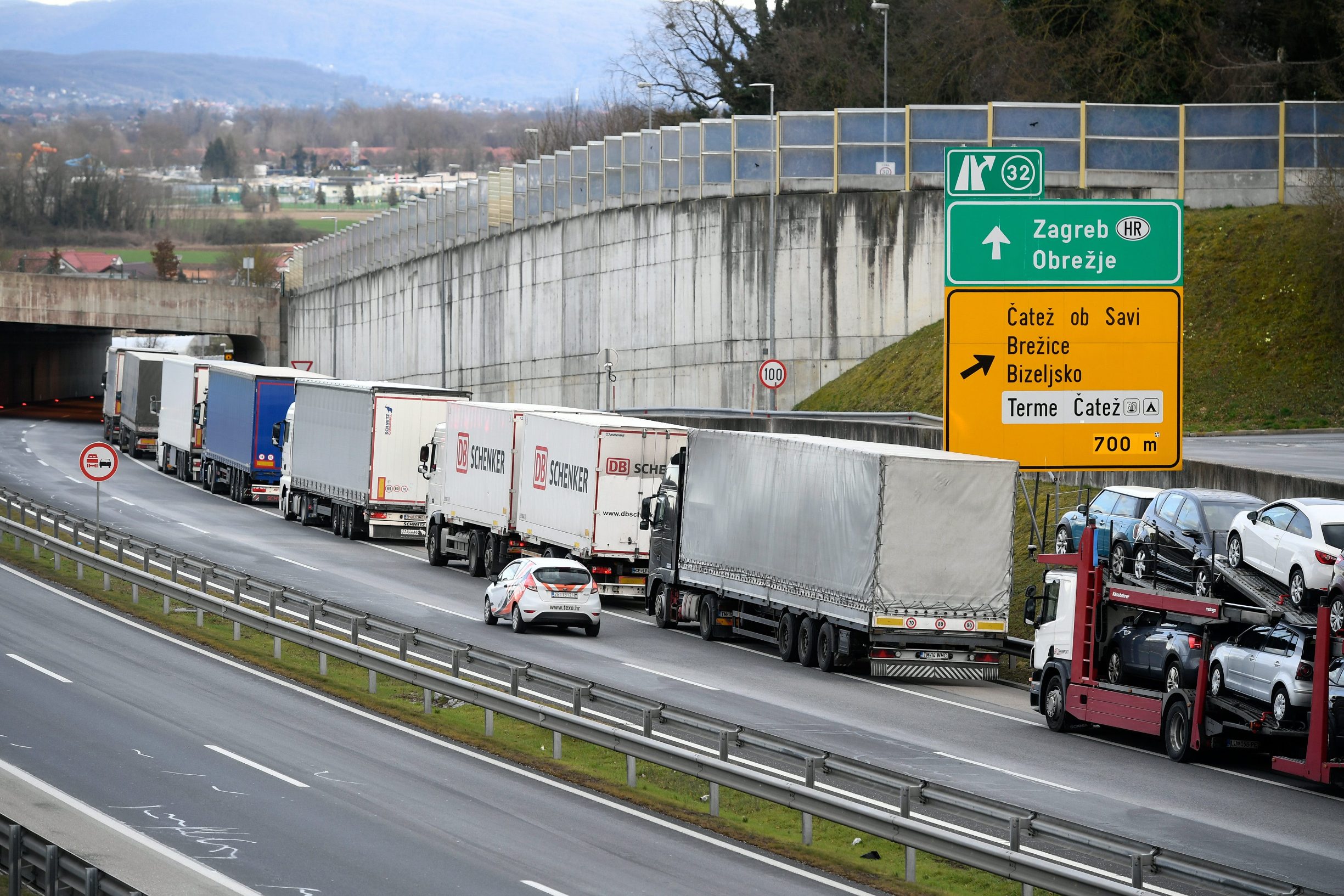 Problemi za vozače, 12 km duga kolona kamiona na autocesti prema hrvatskoj granici