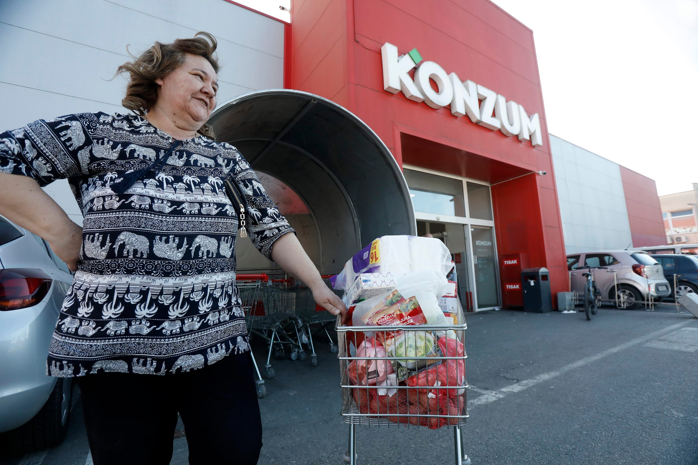 Ilustracija, građani kupuju namirnice u Konzumu