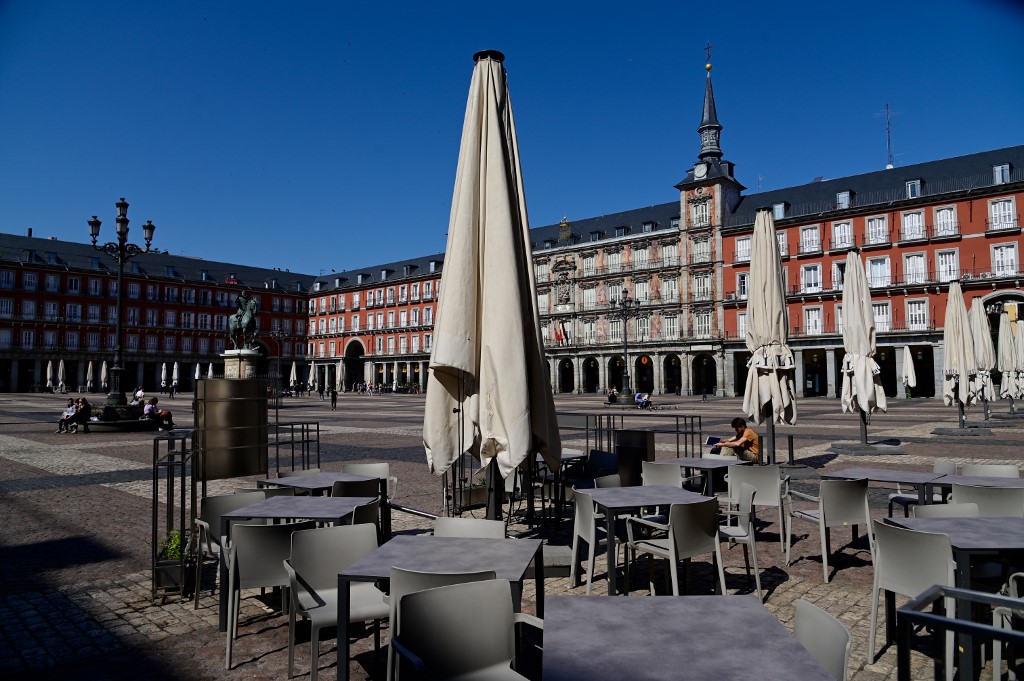Restaurant terraces remain closed at the usually overcrowded Plaza Mayor in central Madrid on March 14, 2020 after regional authorities ordered all shops in the region be shuttered from today through March 26, save for those selling food, chemists and petrol stations, in order to slow the coronavirus spread. (Photo by JAVIER SORIANO / AFP)