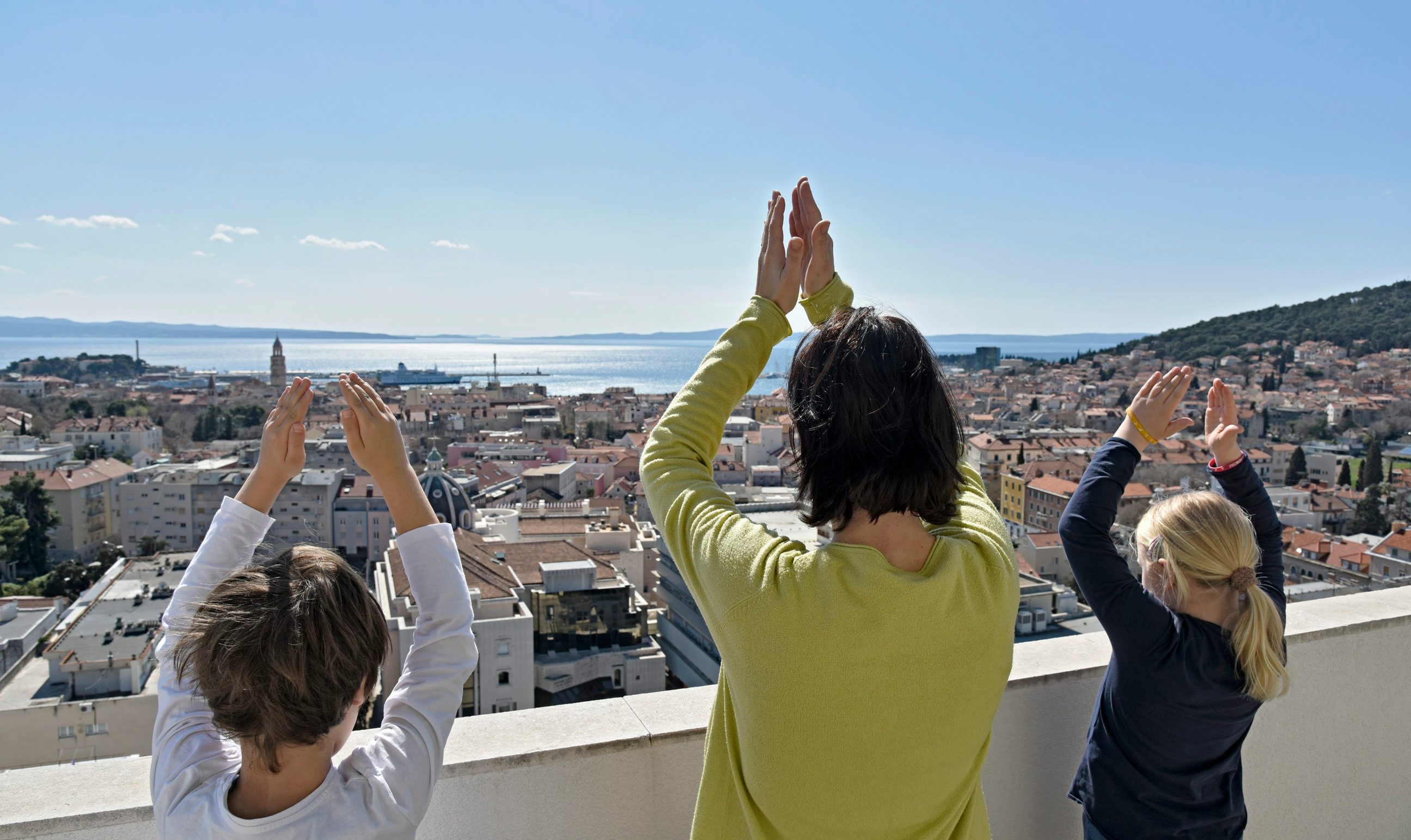 Split,150320
Akcija Izadjimo na prozore i balkone i dajmo aplauz zahvale za one koji rade za nas u suzbijanju koronavirusa.
Na fotografiji: na adresi Trg Hrvatske Bratske Zajednice.
Foto: Josko Supic / CROPIX