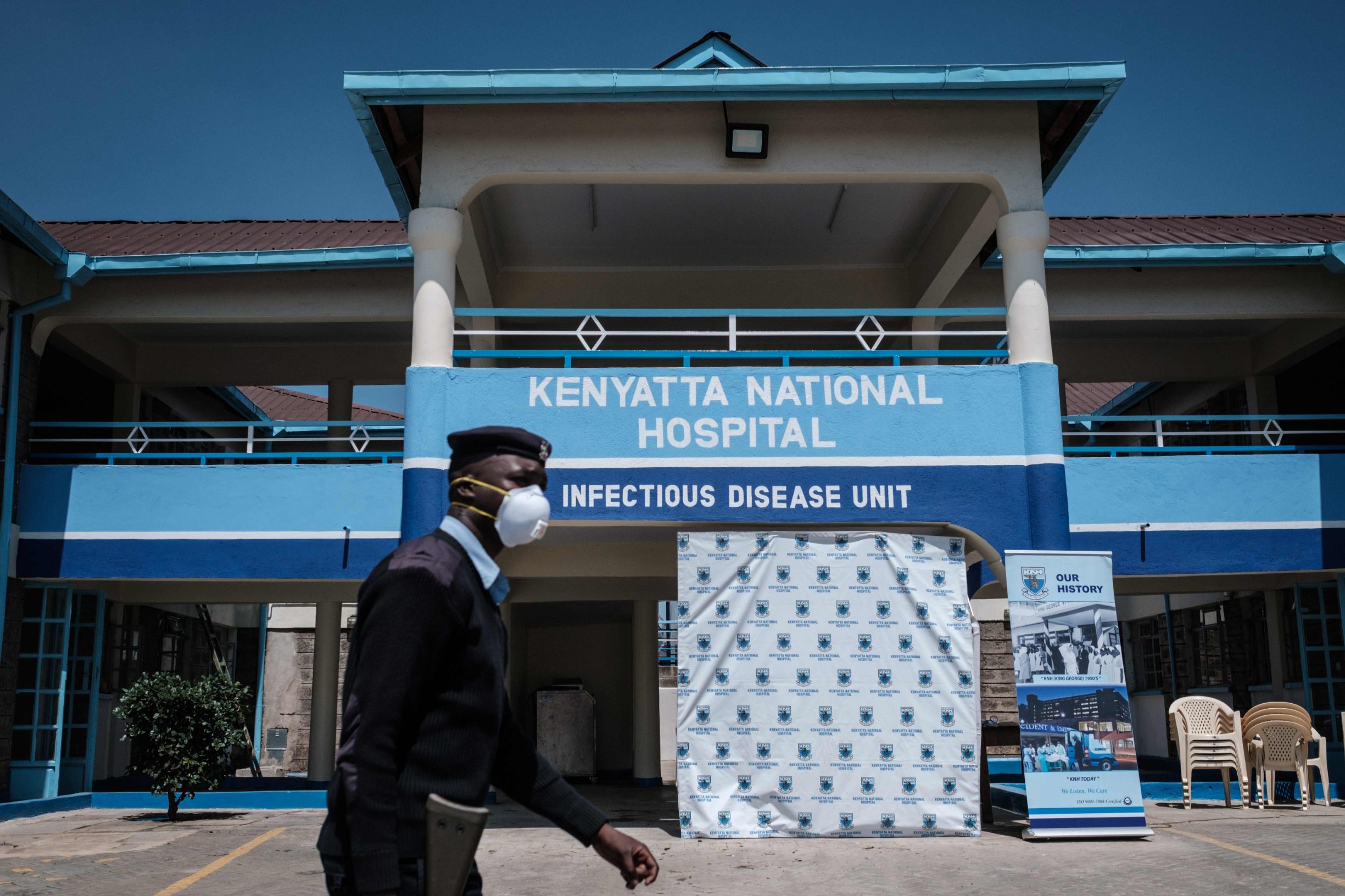 A picture taken on March 15, 2020 shows the entrance of the Infectious Disease Unit of Kenyatta National Hospital in Nairobi, Kenya, during the COVID-19 outbreak, caused by the novel coronavirus. - Kenya announced on March 13, 2020, the first confirmed case of coronavirus in East Africa, as the region so far unscathed by the global pandemic scaled up emergency measures to contain its spread.
A 27-year-old Kenyan woman tested positive for the virus on March 12 in Nairobi, a week after returning from the United States via London. (Photo by Yasuyoshi CHIBA / AFP)
