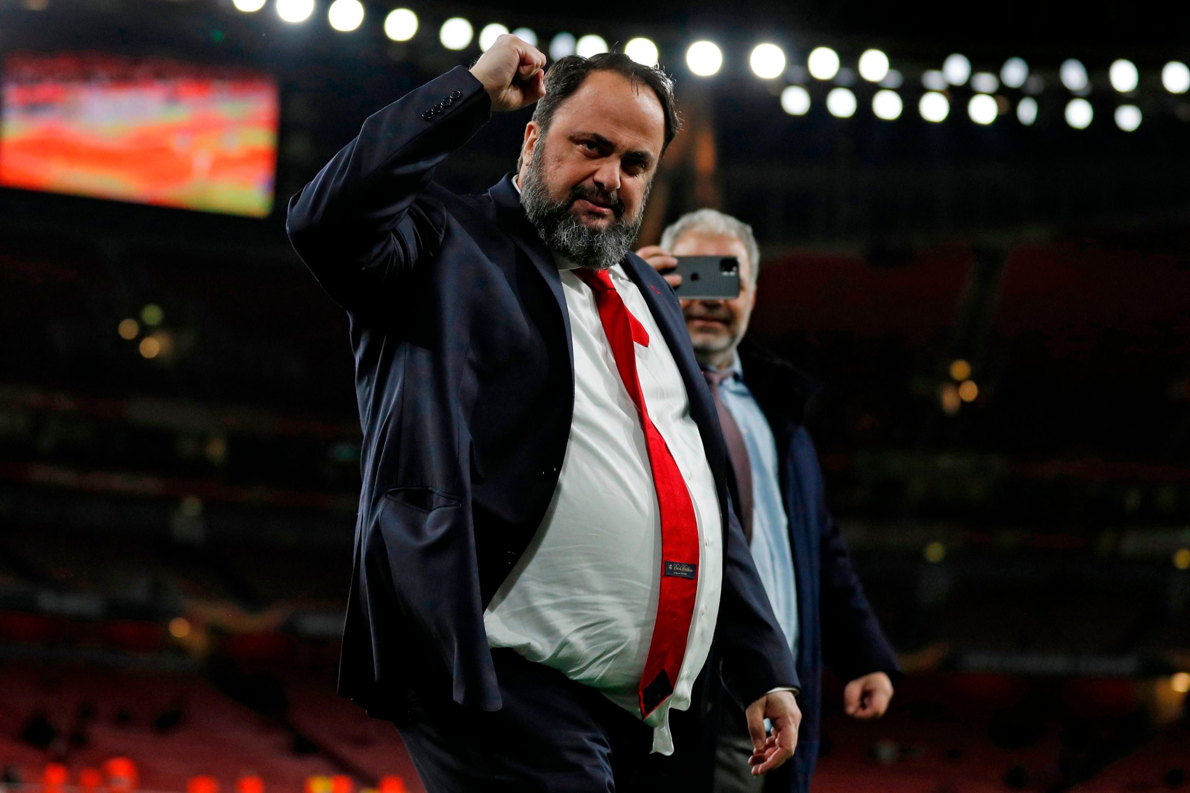 Olympiakos' president Evangelos Marinakis (C) celebrates on the pitch after the UEFA Europa league round of 32 second leg football match between Arsenal and Olympiakos at the Emirates stadium in London on February 27, 2020. - The game finished 2-2 on aggregate after extra time, Olympiakos winning the tie on away goals. (Photo by Adrian DENNIS / AFP)