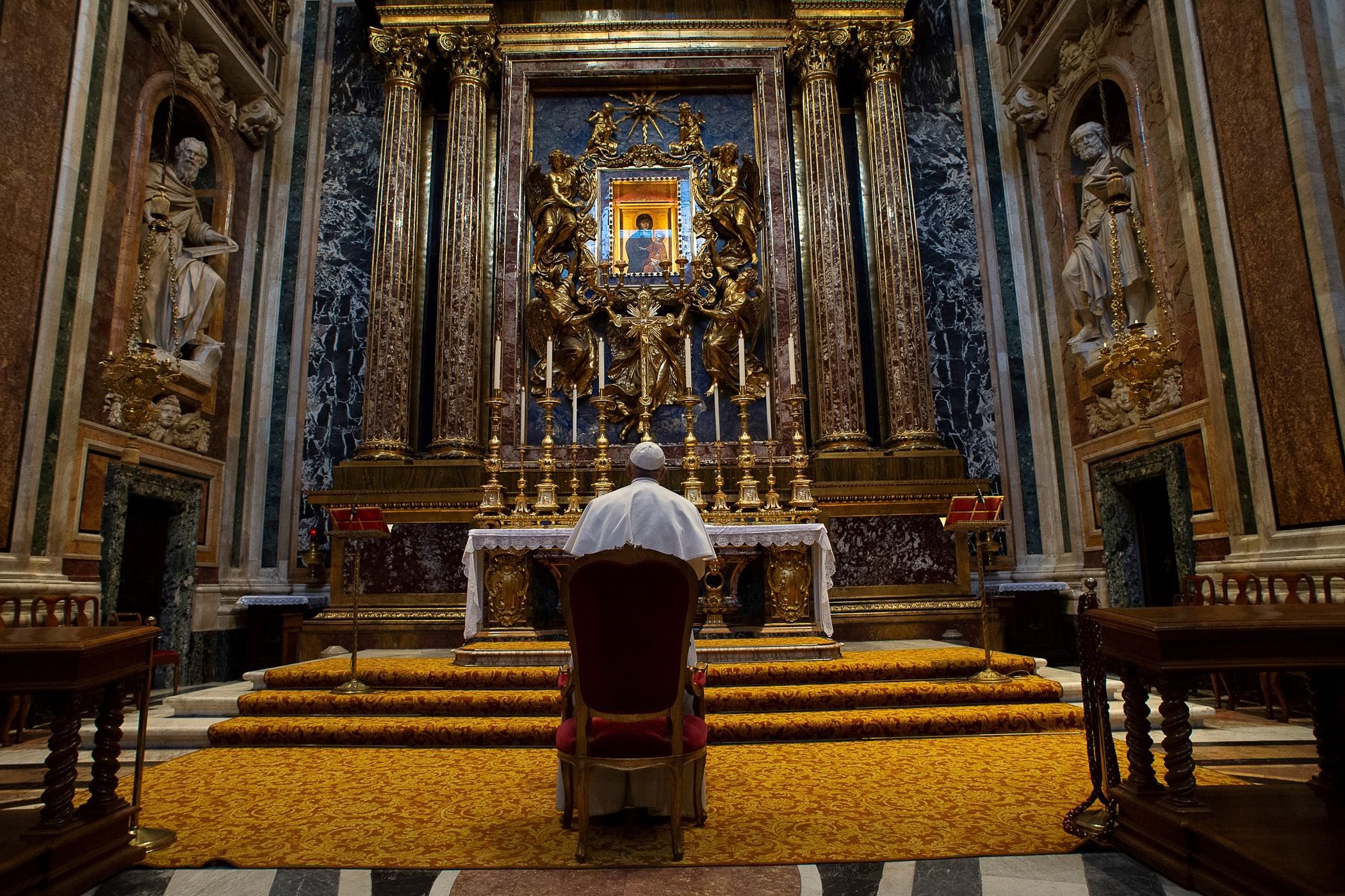 This handout picture released by the Vatican Media shows Pope Francis praying in Rome's Santa Maria Maggiore basilica, on March 15, 2020. - The Vatican said on March 15, 2020 that its traditional Easter week celebrations would be held this year without worshippers due to the coronavirus. 