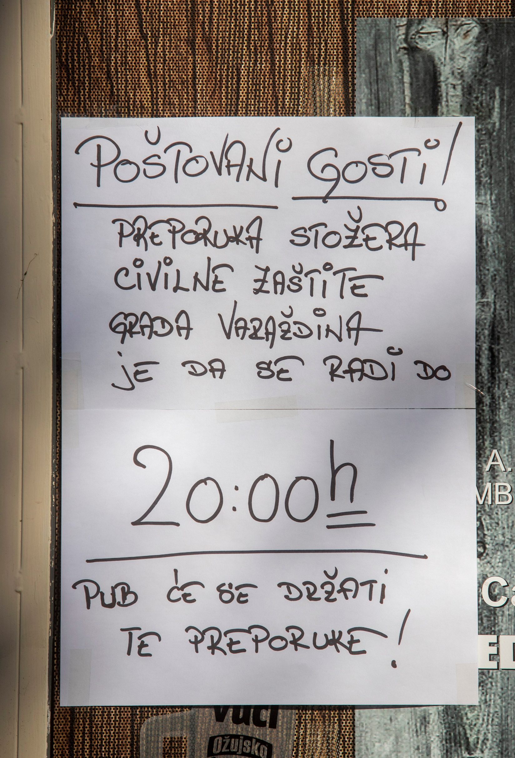 Varazdin, 160320.
Kafici u Varazdinu na preporuku Stozera civilne zastite rade do 20 sati i imaju dezinficijense za goste i osoblje.
Na fotografiji: Pub Medina skrinja.
Foto: Zeljko Hajdinjak / CROPIX