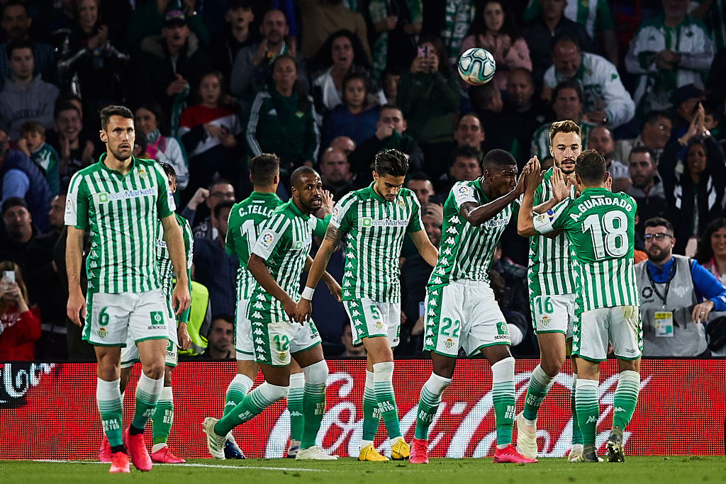 SEVILLE, SPAIN - MARCH 08: Cristian Tello of Real Betis celebrates scoring his team's second goal with team mates during the Liga match between Real Betis Balompie and Real Madrid CF at Estadio Benito Villamarin on March 08, 2020 in Seville, Spain. (Photo by Fran Santiago/Getty Images)