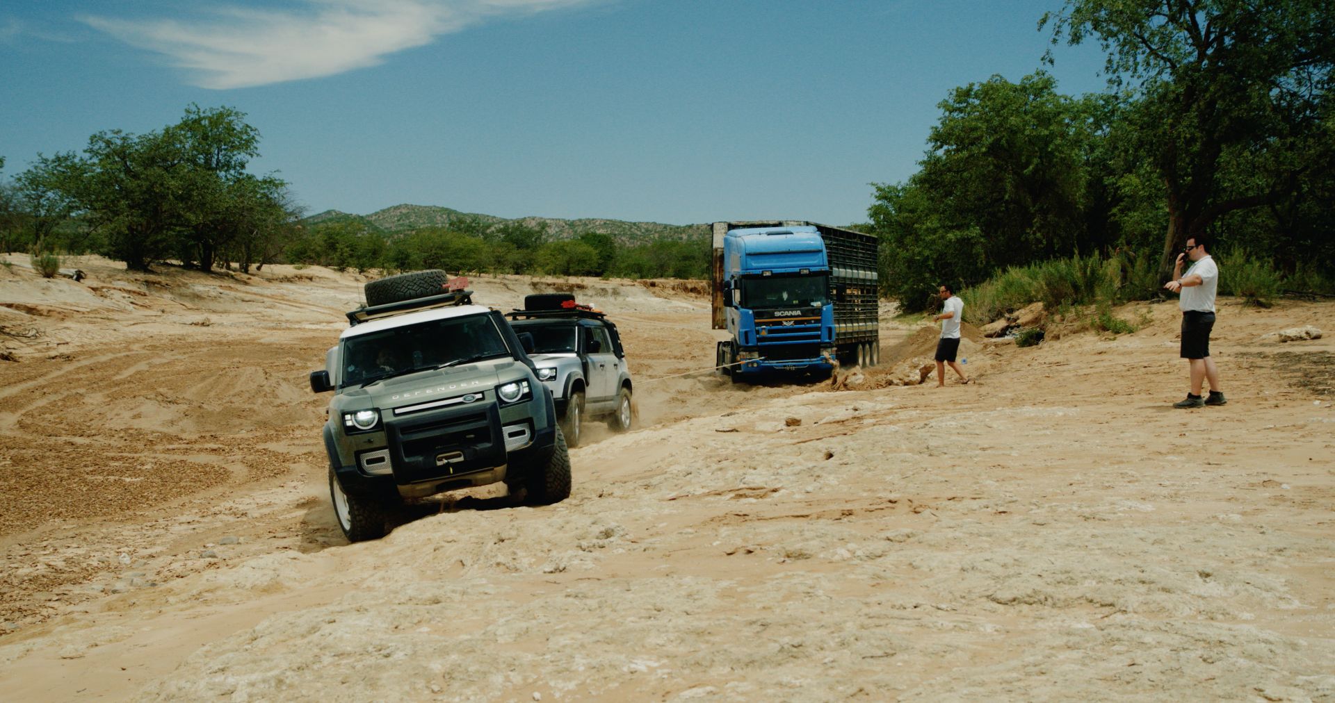 Pair-of-2020-Land-Rover-Defender-SUVs-rescue-semi-truck-stuck-in-Namib-Desert-1 (1)