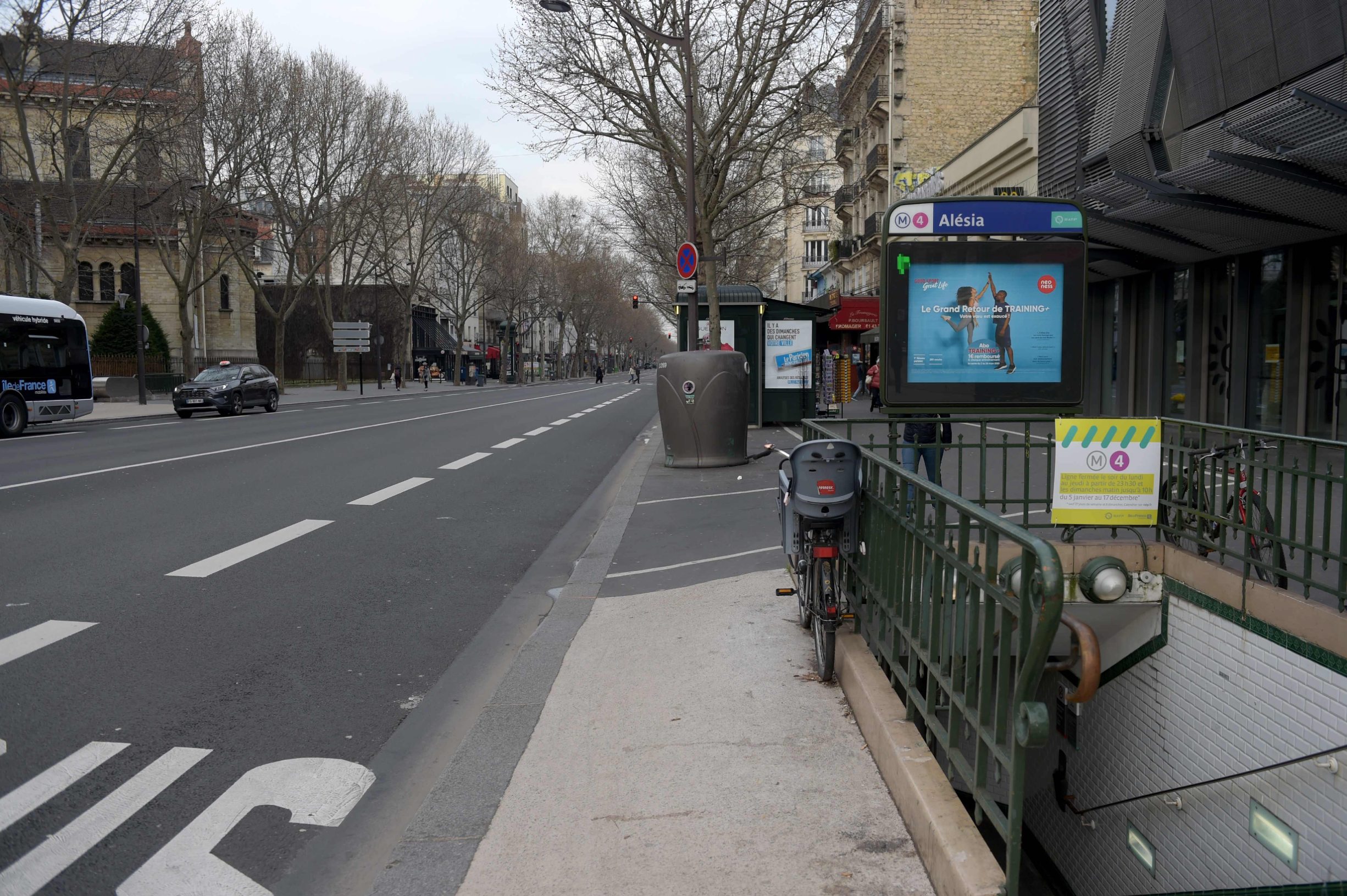 A picture taken on March 17, 2020 shows the empty avenue du General Leclerc in Paris as a strict lockdown comes into in effect in France to stop the spread of COVID-19, caused by the novel coronavirus. - A strict lockdown requiring most people in France to remain at home came into effect at midday on March 17, 2020, prohibiting all but essential outings in a bid to curb the coronavirus spread. The government has said tens of thousands of police will be patrolling streets and issuing fines of 38 to 135 euros (42-150 USD) for people without a written declaration justifying their reasons for being out. (Photo by ERIC PIERMONT / AFP)