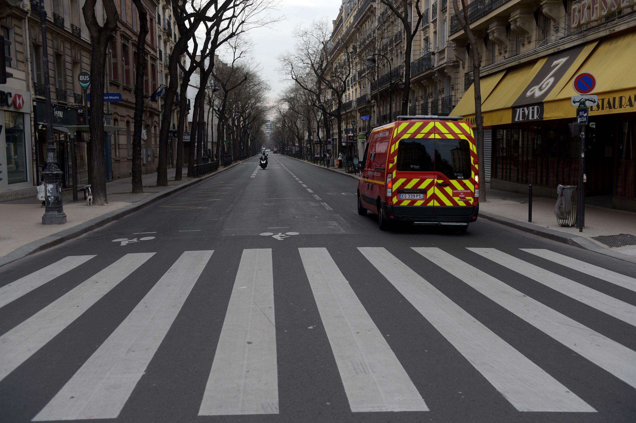 A picture taken on March 17, 2020 shows the empty rue d'Alesia in Paris as a strict lockdown comes into in effect in France to stop the spread of COVID-19, caused by the novel coronavirus. - A strict lockdown requiring most people in France to remain at home came into effect at midday on March 17, 2020, prohibiting all but essential outings in a bid to curb the coronavirus spread. The government has said tens of thousands of police will be patrolling streets and issuing fines of 38 to 135 euros (42-150 USD) for people without a written declaration justifying their reasons for being out. (Photo by ERIC PIERMONT / AFP)