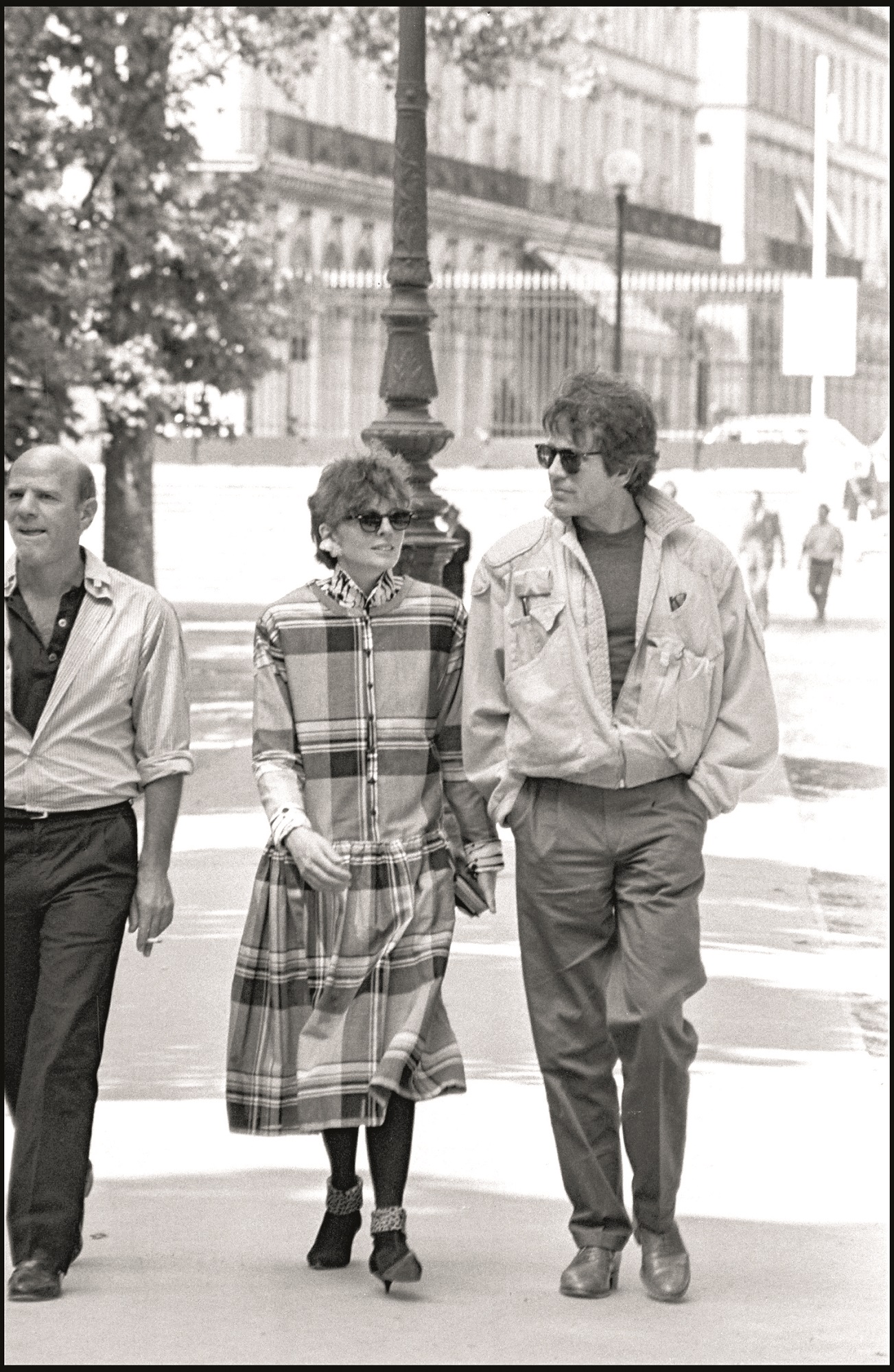 Diane Keaton and Warren Beatty strolling in the Jardin Des Tuileries, Paris, 1983. (Photo by Bertrand Rindoff Petroff/Getty Images)