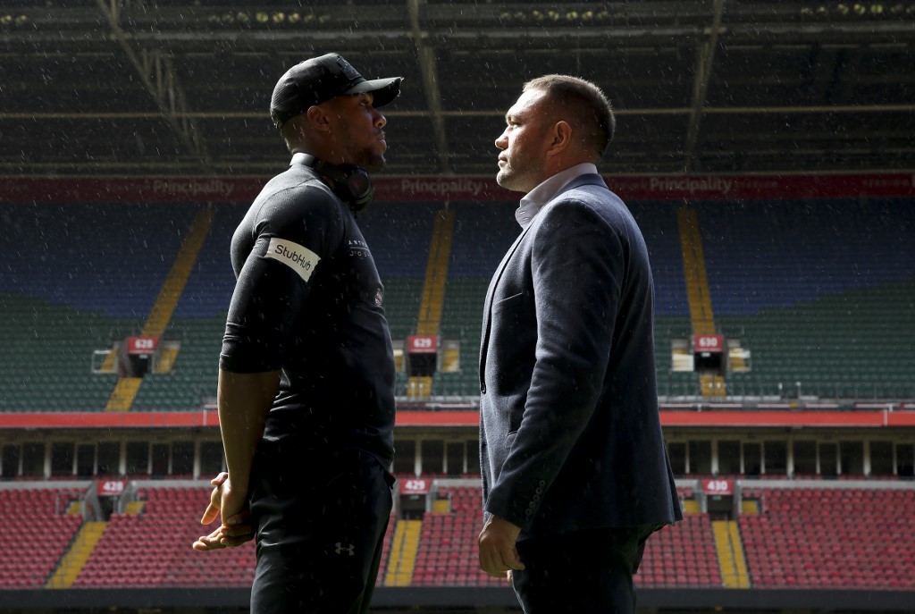 Britain's Anthony Joshua (L) and Bulgaria's Kubrat Pulev (R) stand on the pitch at the Principality Stadium in Cardiff on September 11, 2017 during a promotional event for their heavyweight world title boxing match. - Britain's Anthony Joshua will defend his IBO, IBF and WBA world heavyweight titles against Bulgaria's Kubrat Pulev at Cardiff's Principality Stadium on October 28. (Photo by Geoff CADDICK / AFP)