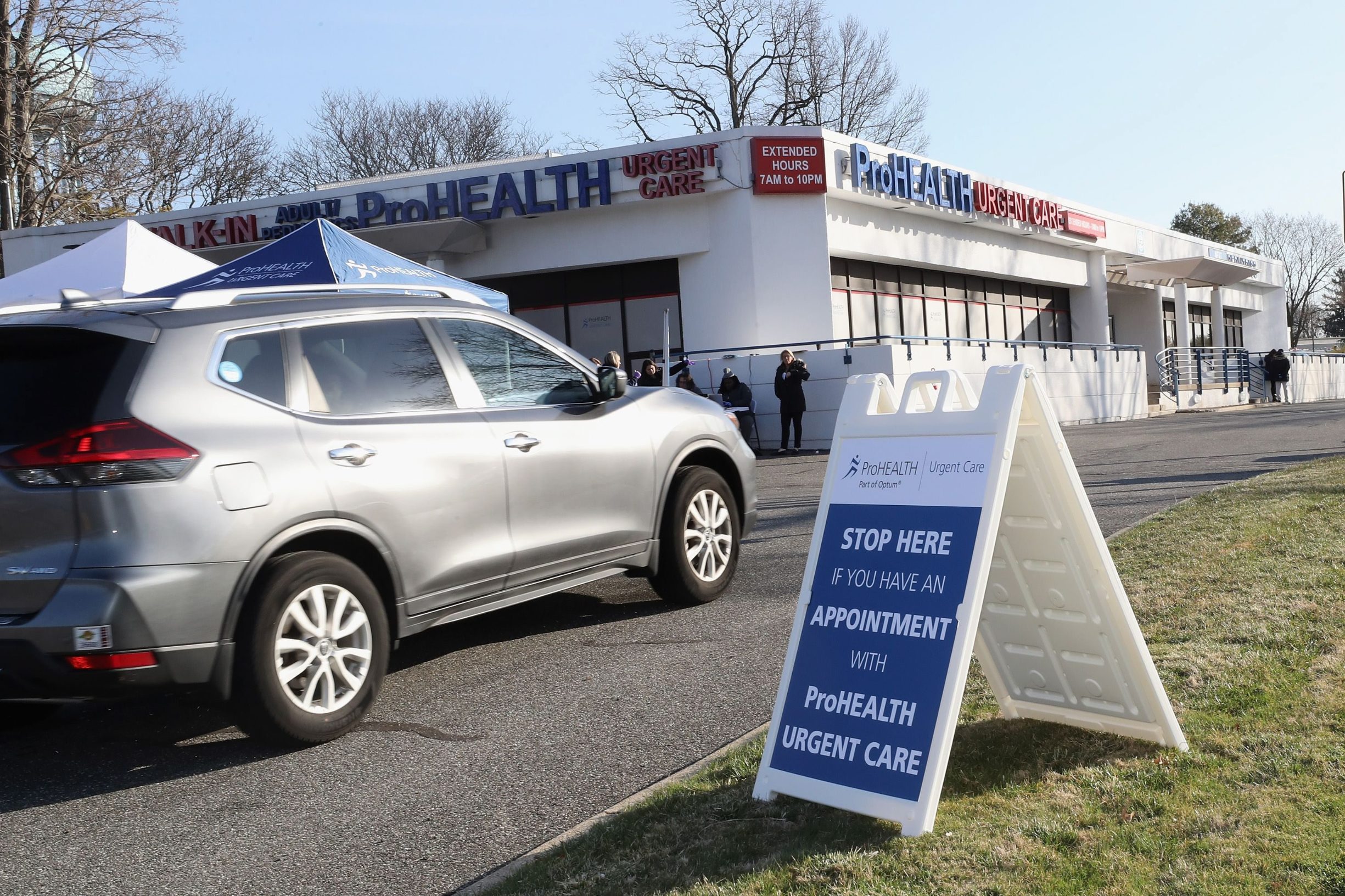 JERICHO, NEW YORK - MARCH 18: Patients arrive at the drive-in center at ProHealth Care on March 18, 2020 in Jericho, New York. The facility offers COVID-19 testing as more than 200,000 people in at least 144 countries have been infected, with deaths in the U.S. surpassing 100. The World Health Organization declared COVID-19 a global pandemic on March 11.   Bruce Bennett/Getty Images/AFP
== FOR NEWSPAPERS, INTERNET, TELCOS & TELEVISION USE ONLY ==