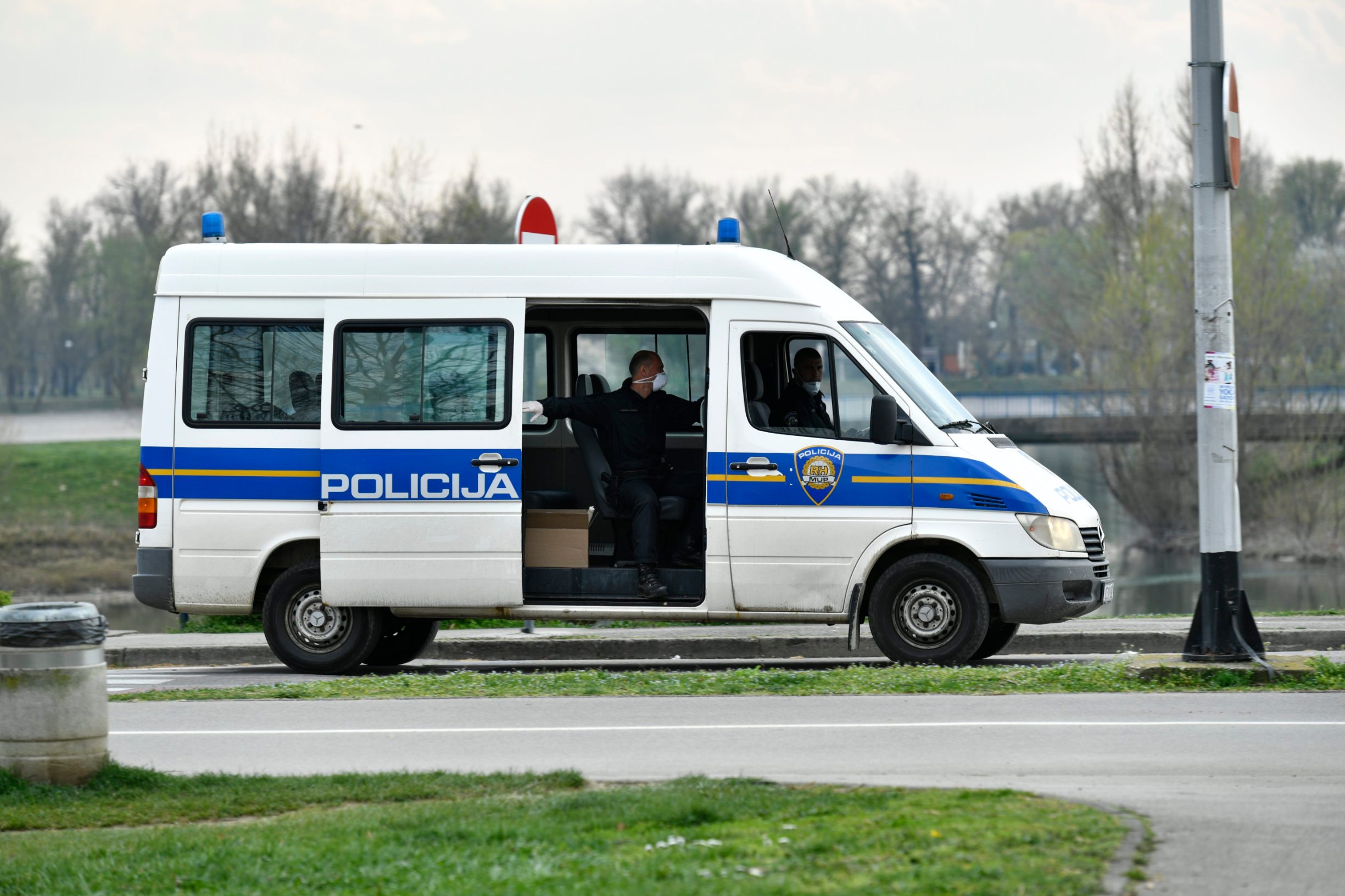 Zagreb, 210320.
Jarun.
Policija patrolira gradom i ne dozvoljava gradjanima nikakva okupljanja na javnim povrsinama.
Foto: Ronald Gorsic / CROPIX