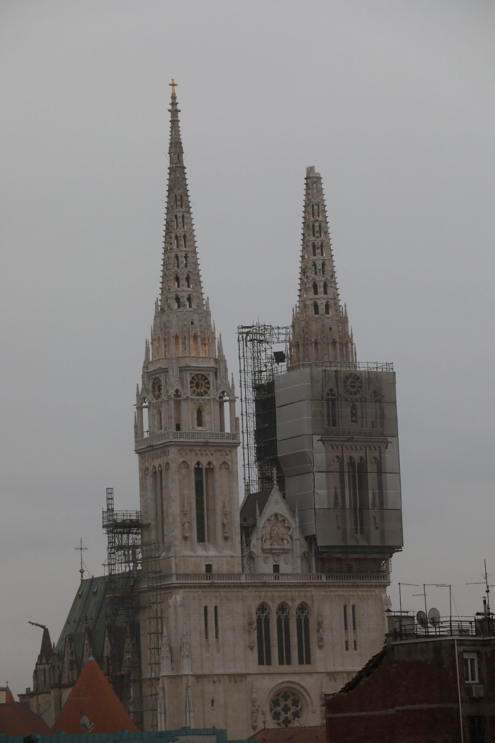 Zagreb, 220320.
Pao je vrh tornja katedrale zbog snaznog potresa koji je pogodio Zagreb.
Foto: Tomislav Kristo / CROPIX