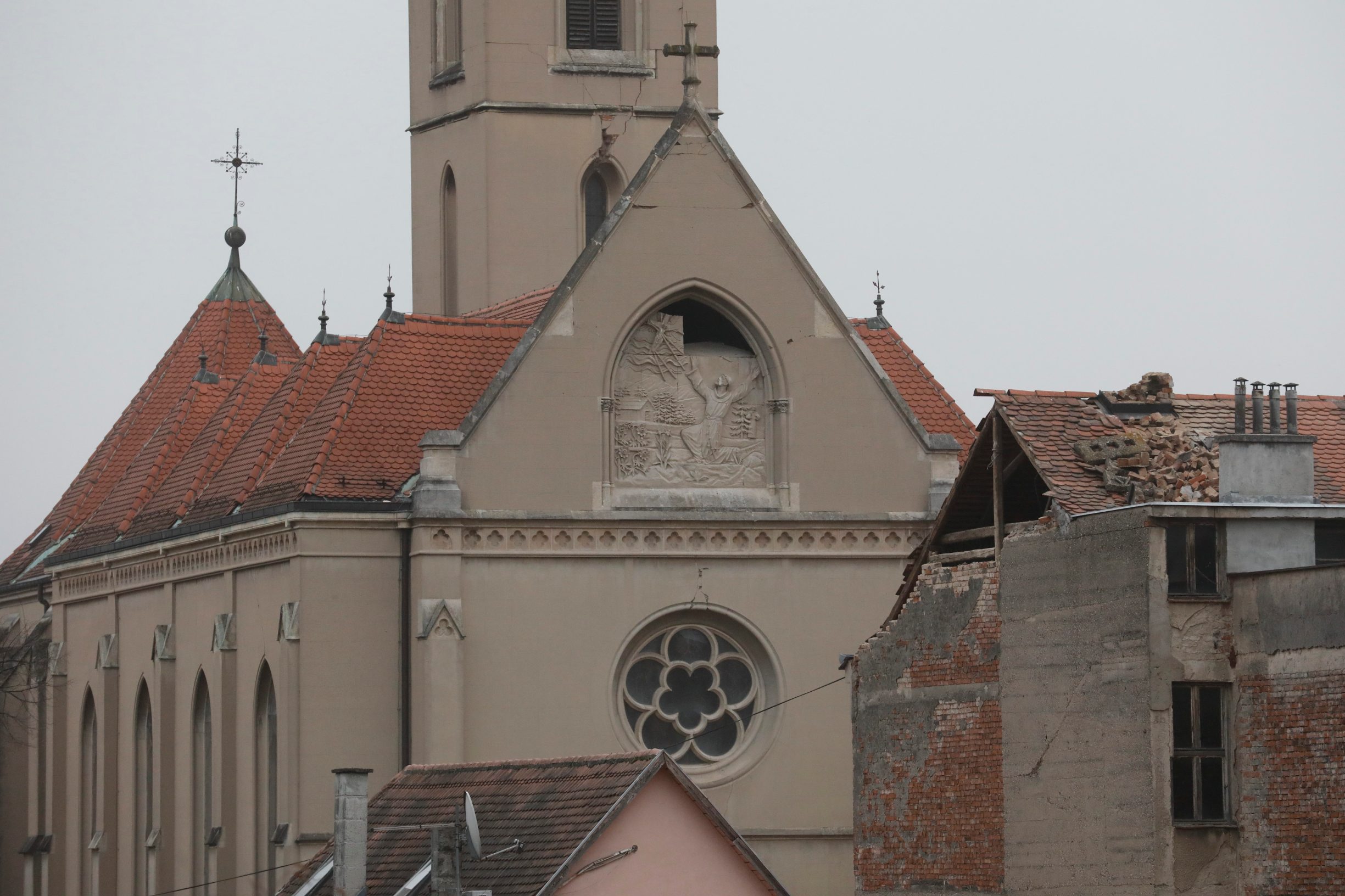 Zagreb, 220320.
Pao je vrh tornja katedrale zbog snaznog potresa koji je pogodio Zagreb.
Foto: Tomislav Kristo / CROPIX