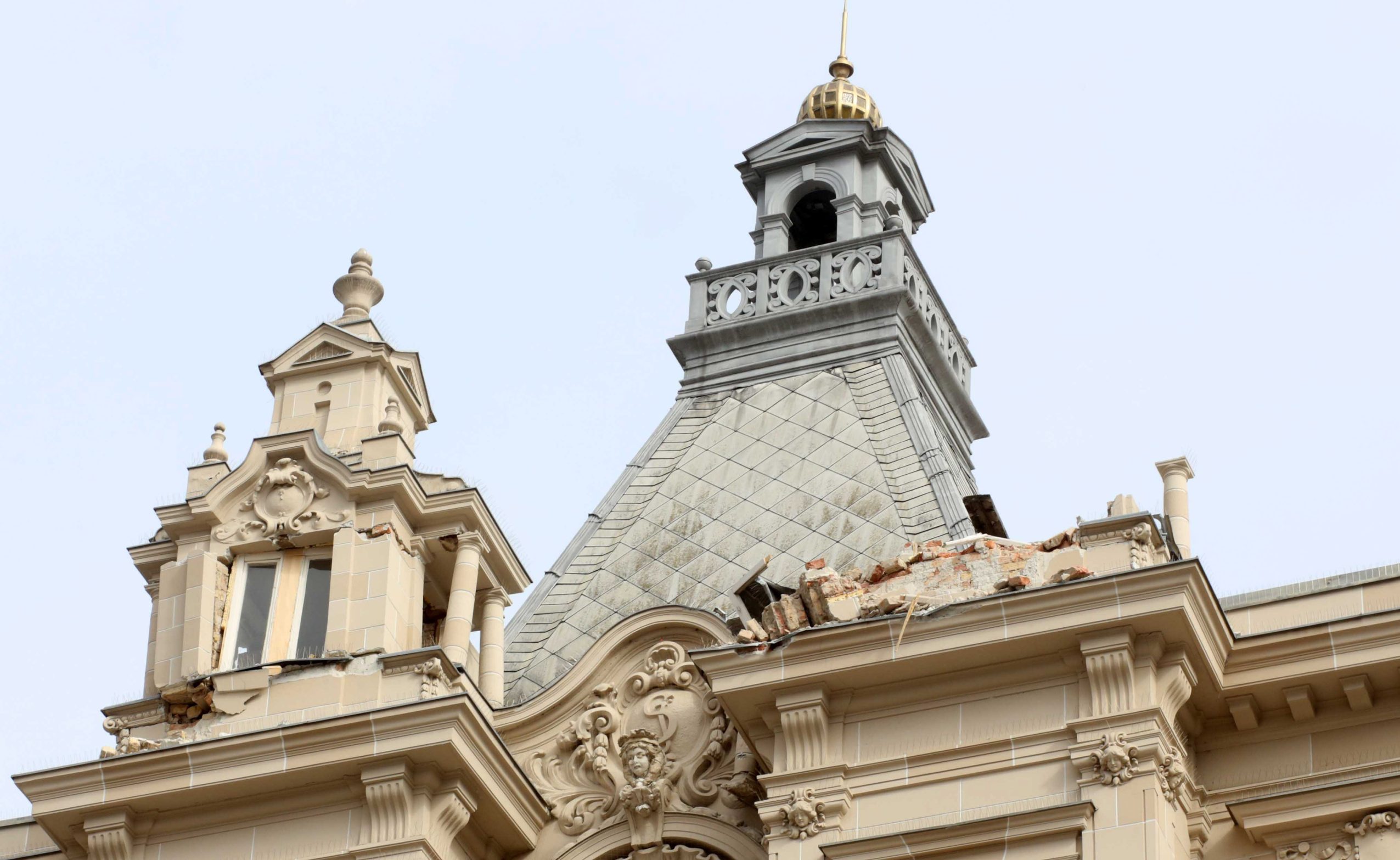 Zagreb, 220320.
Trg bana Jelacica.
Veliki potres u Zagrebu.
Na fotografiji: kupola na glavnom Zgrebackom trgu.
Foto: Damjan Tadic / CROPIX