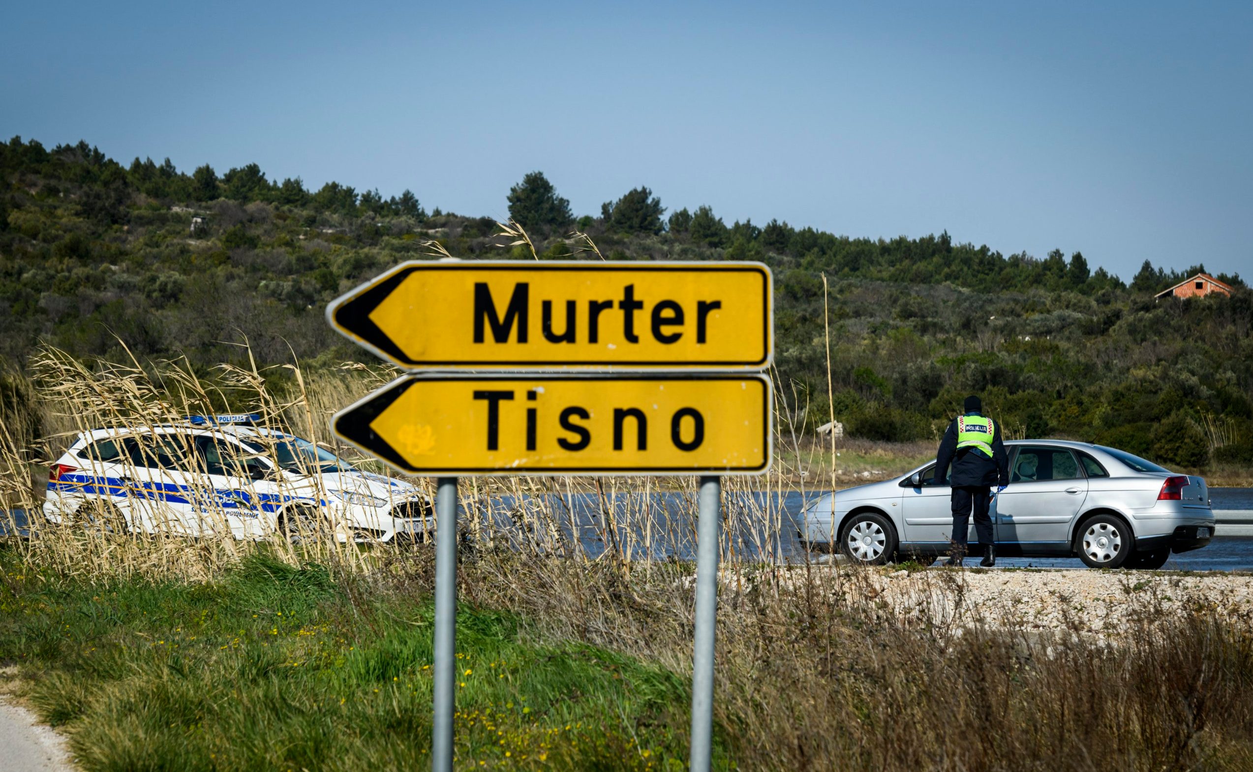 Sibenik, 230320.
Policijska blokada prometa na jedinom kopnenom ulazu na otok Murter zbog pojave korona virusa na otoku.
Foto: Niksa Stipanicev / CROPIX