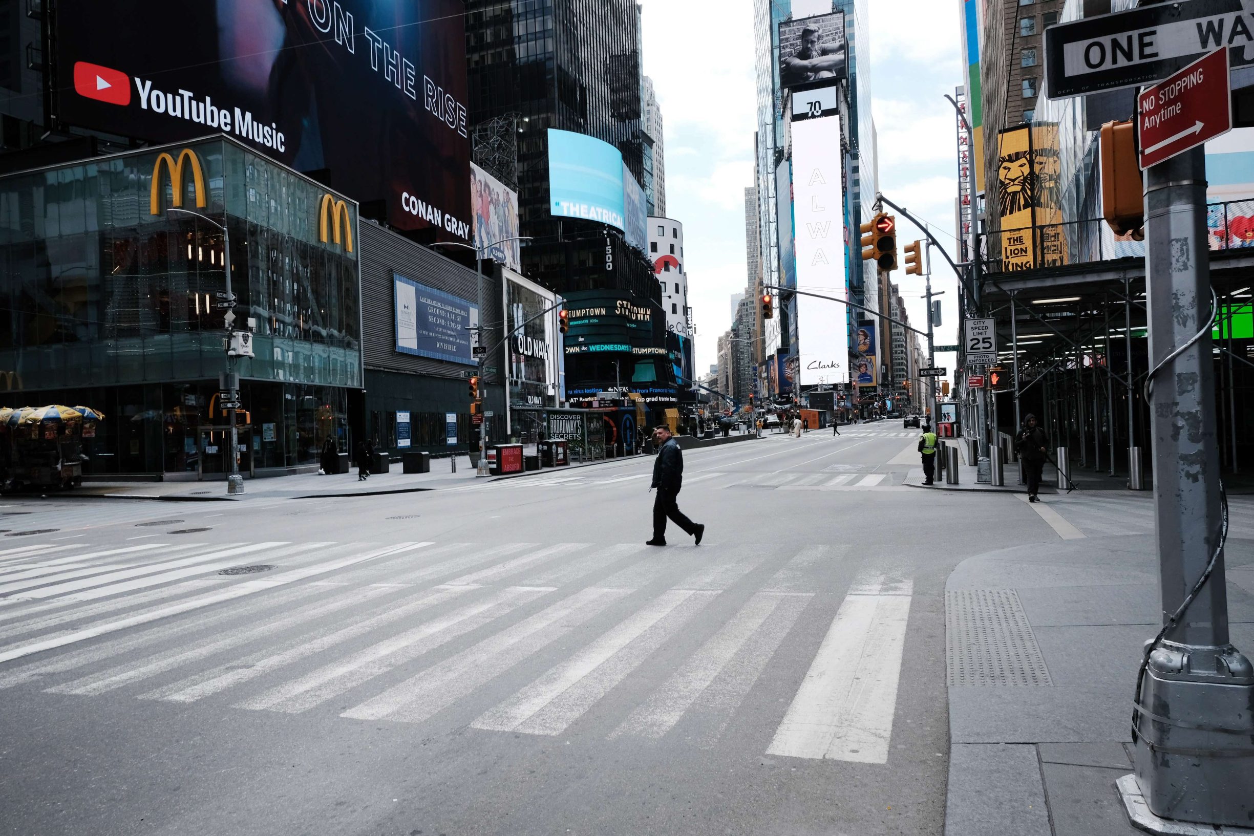 NEW YORK, NY - MARCH 22: Times Square stands mostly empty as as much of the city is void of cars and pedestrians over fears of spreading the coronavirus on March 22, 2020 in New York City. Across the country schools, businesses and places of work have either been shut down or are restricting hours of operation as health officials try to slow the spread of COVID-19.   Spencer Platt/Getty Images/AFP
== FOR NEWSPAPERS, INTERNET, TELCOS & TELEVISION USE ONLY ==