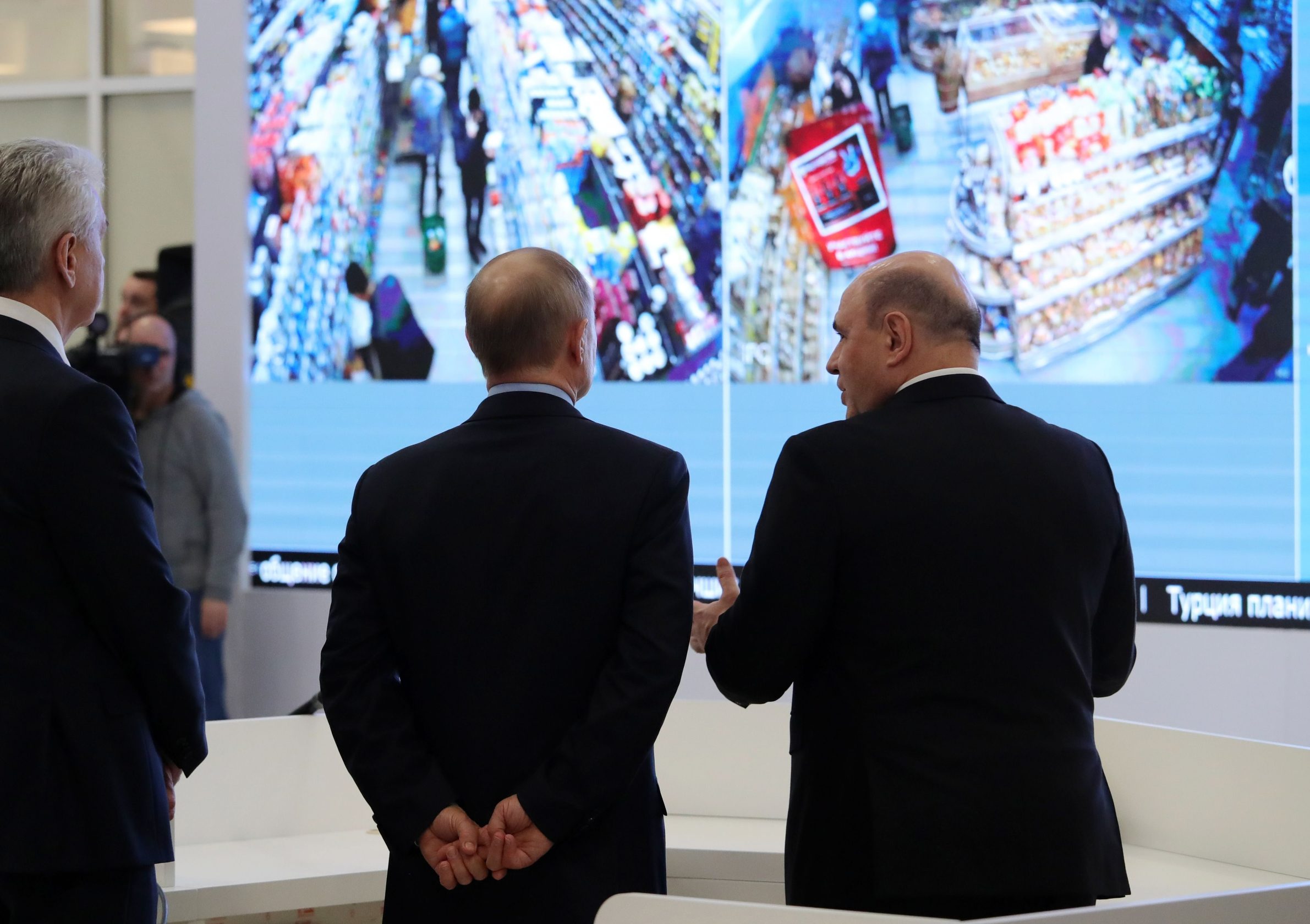 Ruski predsjednik Vladimir Putin i premije Mihail Mišustin gledaju kako radi sustav kamera