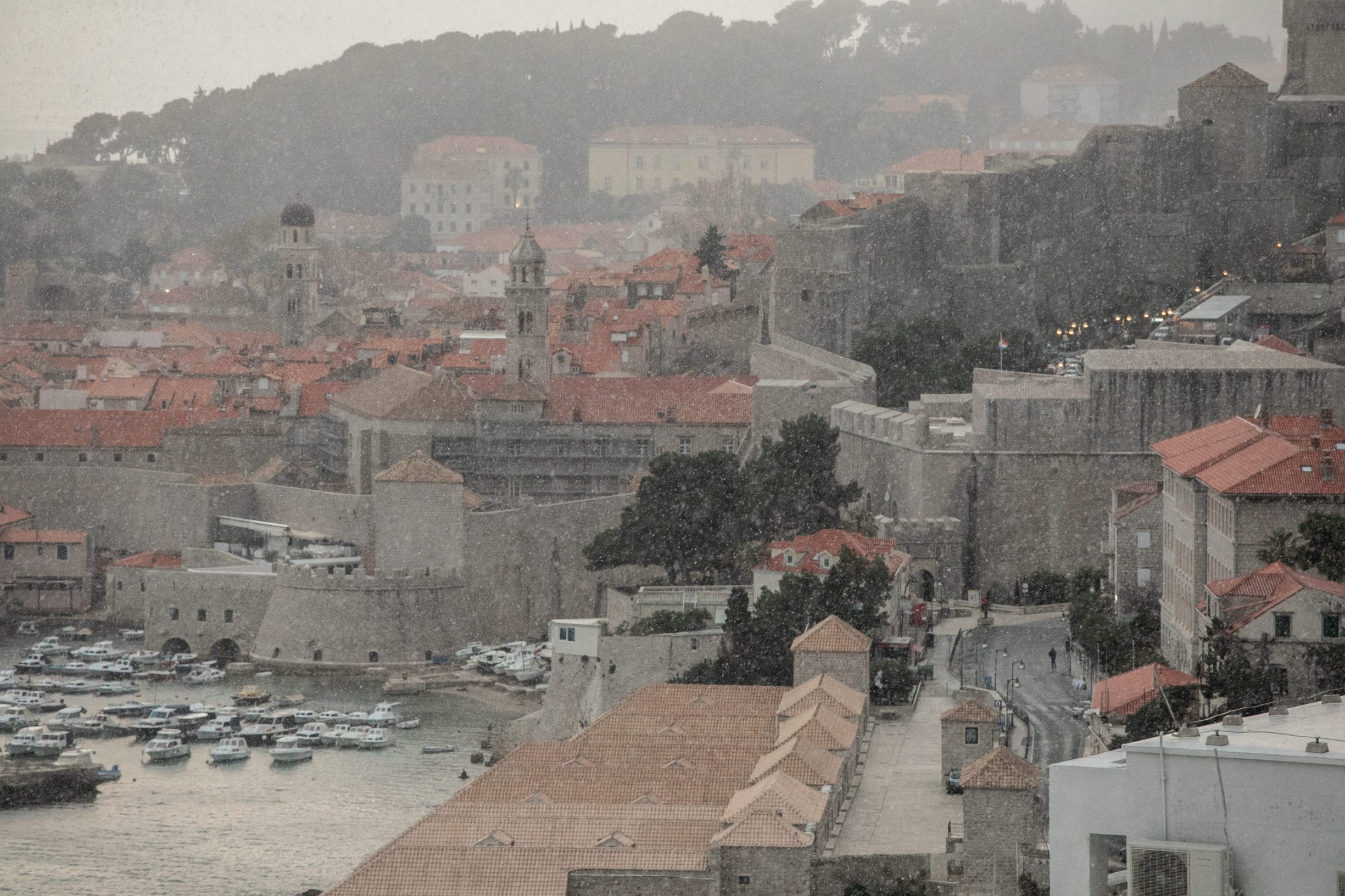 Dubrovnik, 220320
Uz naglu promjenu i niske temperature snijeg je zaleprsao zrakom u kasno popodnevnim satima.
na fotografiji: 
Foto: Bozo Radic / CROPIX