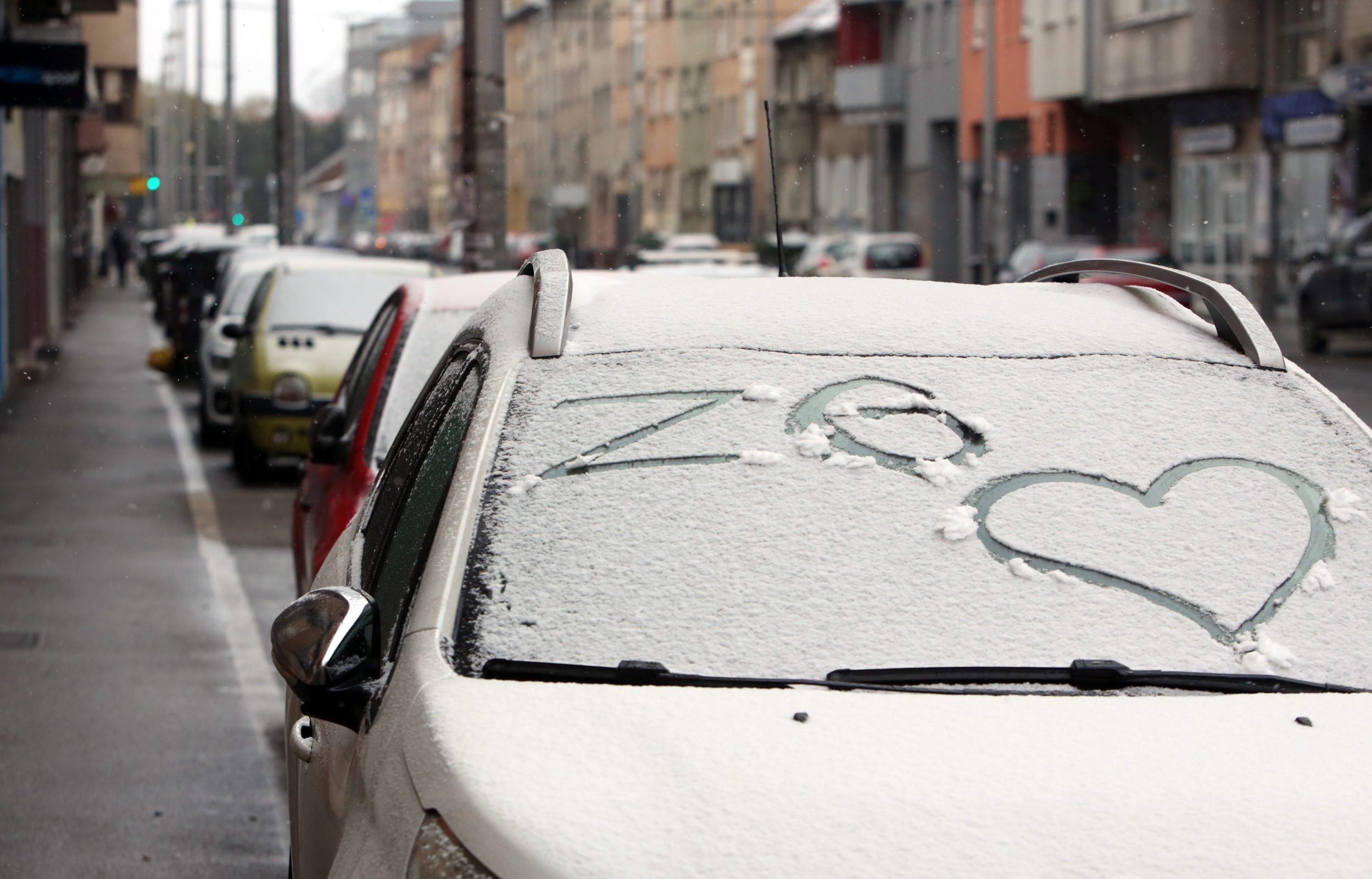Zagreb, 240320.
Ozaljska ulica.
Nakon visokih proljetnih temperatura u gradu je nocas poceo padati snijeg.
Foto: Damjan Tadic / CROPIX