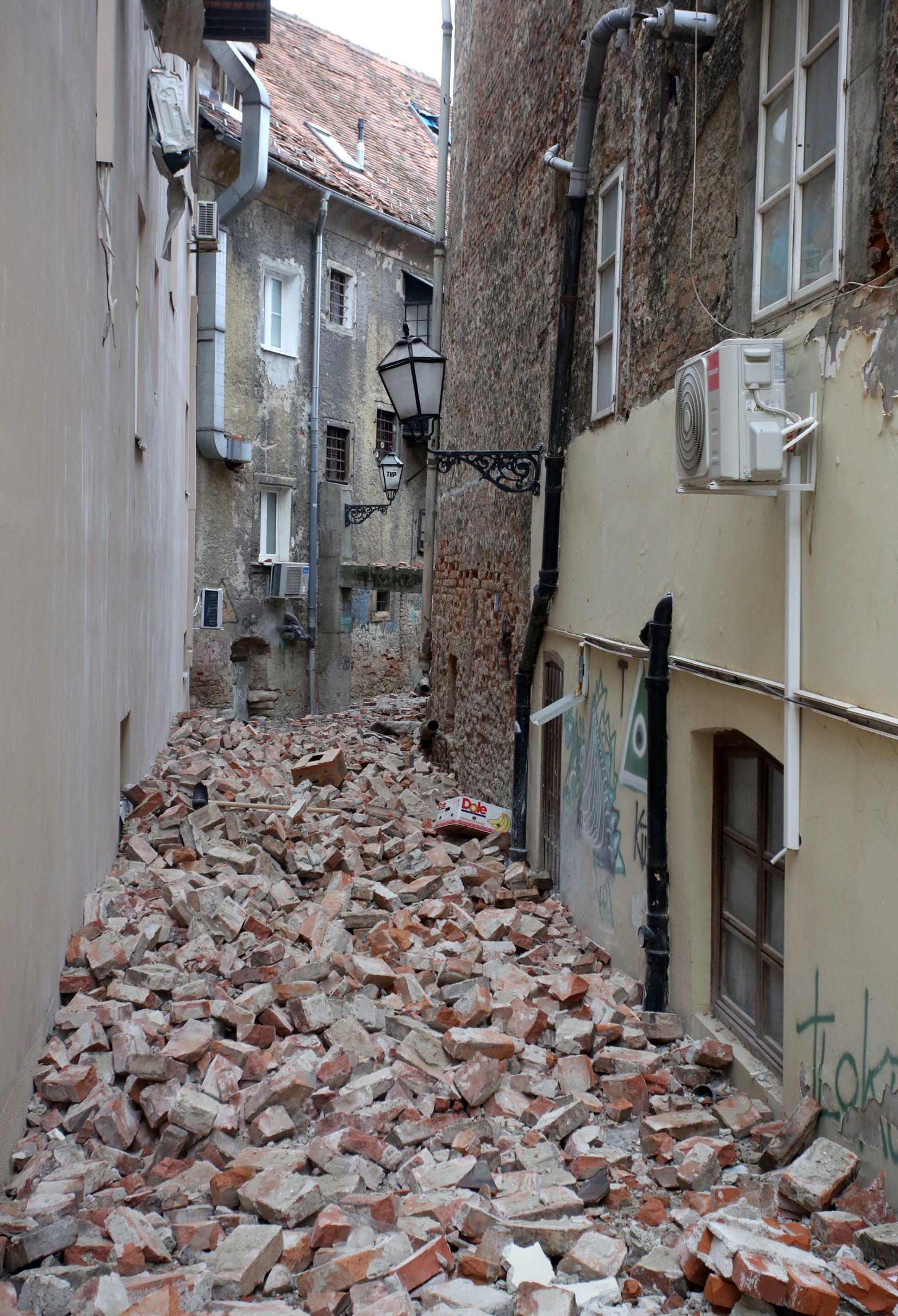 Zagreb, 260320.
Bakaceva.
Prolaz izmedju Bakaceve ulice i trga Europe jako je stradao u potresu.
Foto: Damjan Tadic / CROPIX