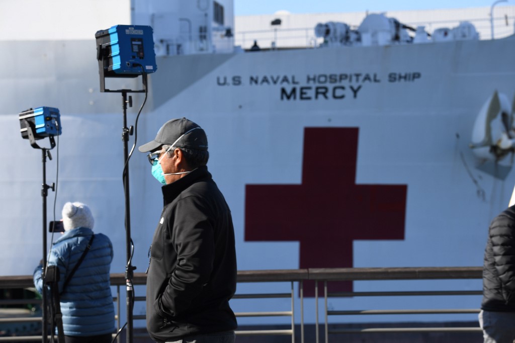 The US Navy hospital ship Mercy arrives March 27, 2020 at the Port of Los Angeles to help local hospitals amid the growing coronavirus crisis, in Los Angeles, California. - The US now has more COVID-19 infections than any other country, and a record number of newly unemployed people, as the coronavirus crisis deepens around the world. (Photo by Robyn Beck / AFP)