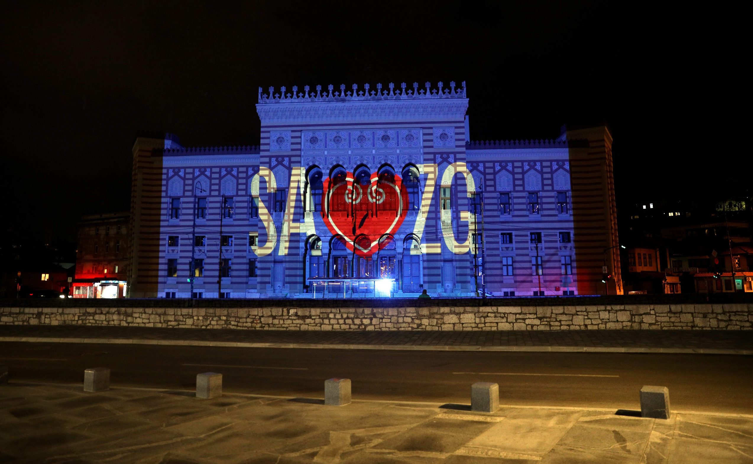 Na sarajevskoj vijećnici se pojavila poruka “Sarajevo, Zagrebu” sa srcem u sredini