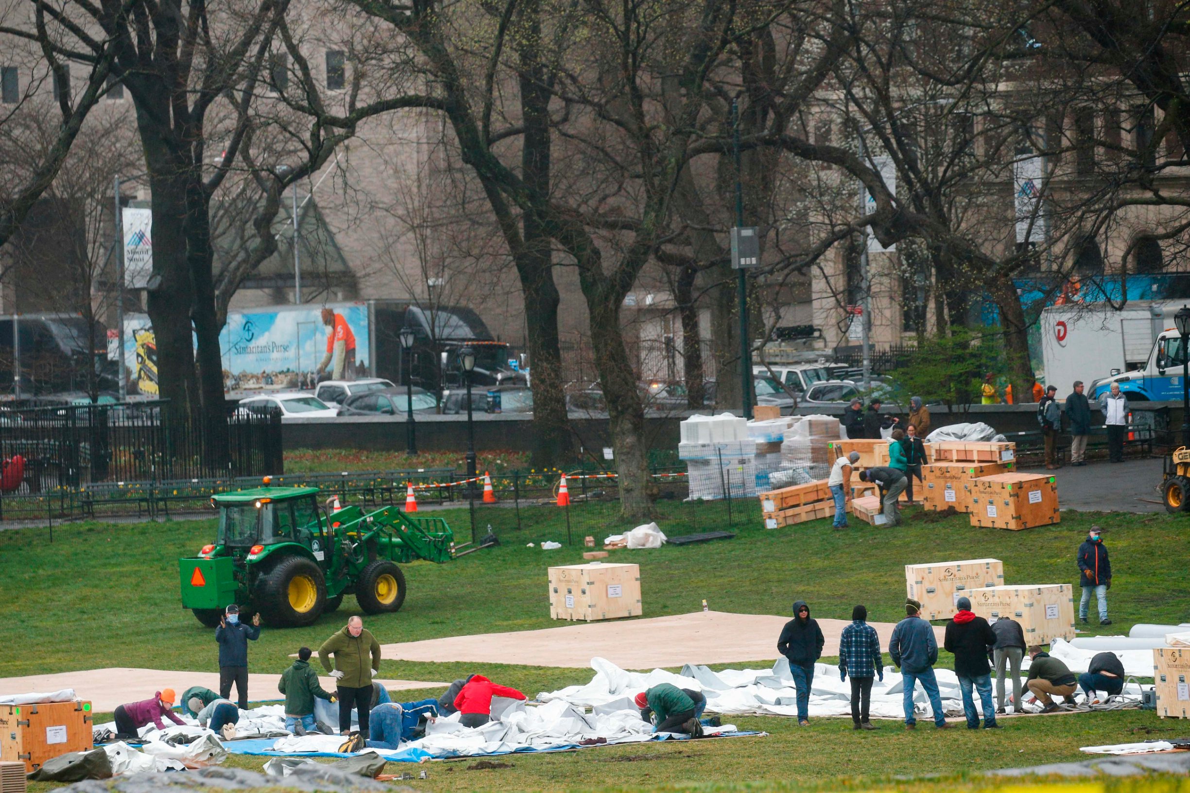 Workers set up a camp in front of Mount Sinai West Hospital inside Central Park on March 29, 2020 in New York City. - A senior US scientist issued a cautious prediction March 29, 2020 that the novel coronavirus could claim 100,000 to 200,000 lives in the United States. Dr. Anthony Fauci, who leads research into infectious diseases at the National Institutes of Health, told CNN that models predicting a million or more deaths were 