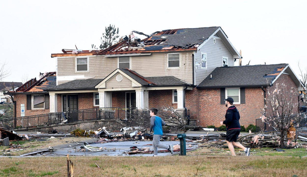 Mar 3, 2020; Nashville, TN; Pedestrians walk by damaged homes on N. Mt. Juliet Road in Mt. Juliet after a tornado touched down Tuesday, March 3, 2020 in Middle Tennessee., Image: 502772727, License: Rights-managed, Restrictions: *** World Rights ***, Model Release: no, Credit line: USA TODAY Network / ddp USA / Profimedia
