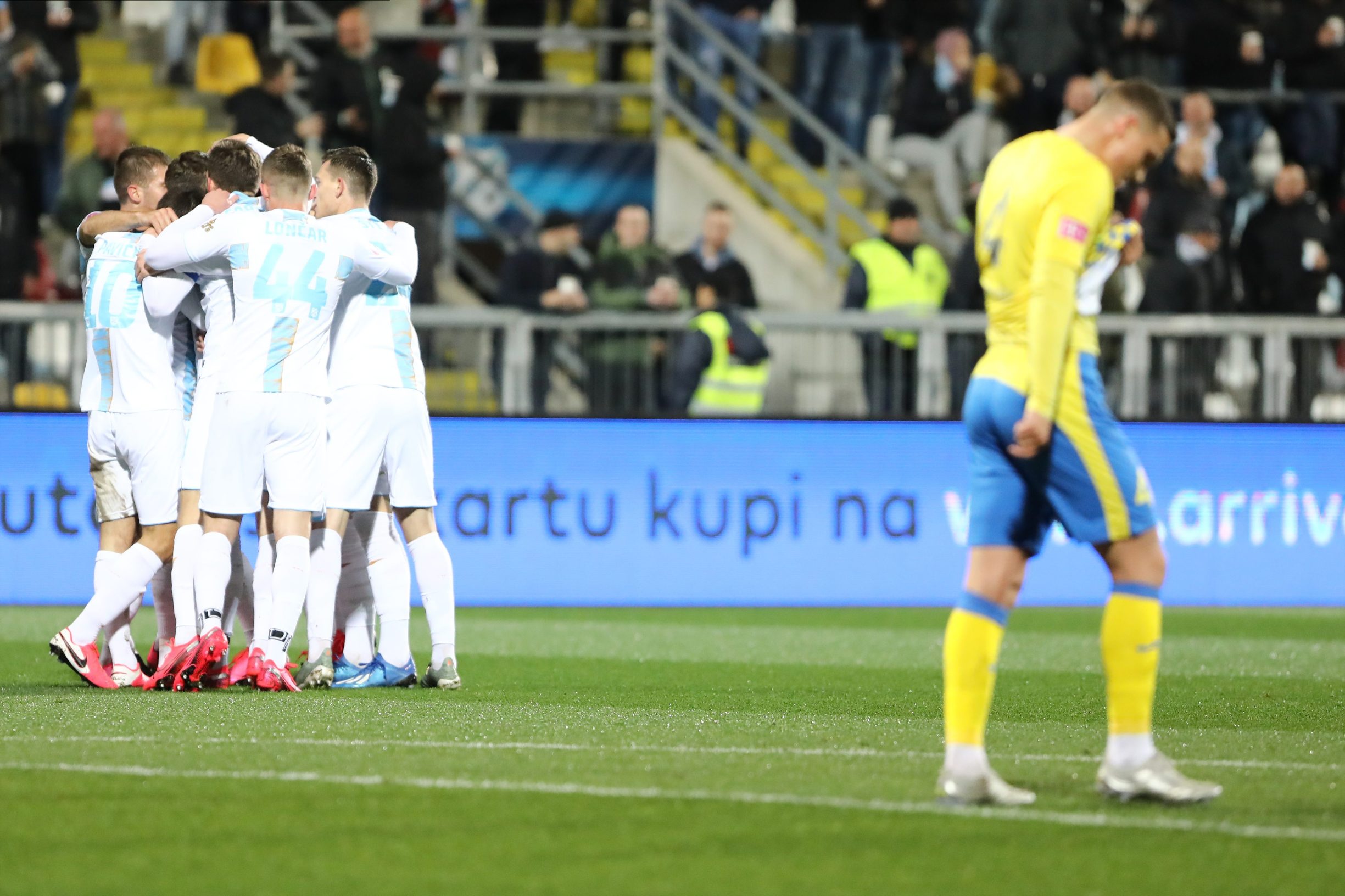 Sportske Novosti Video Rijeka Razvalila Inter Na Rujevici Zuti Sretni Sa Samo Cetiri Komada Totalna Dominacija Na Rujevici Colak I Ekipa Unistili Inter