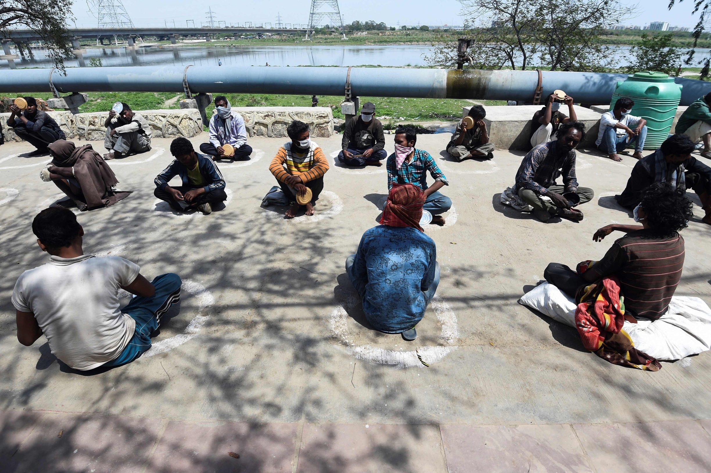 Beskućnici čekaju hranu u Delhiju