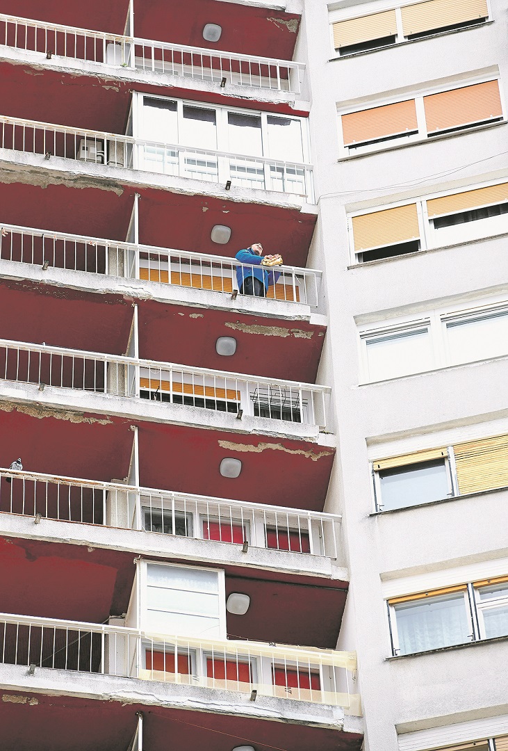 Rijeka, 260320.
Kozala, Neboder Ante Kovacica.
Davor Krmpotic, saksafonist na balkonu svog stana svira.
Foto: Srdjan Vrancic / CROPIX
