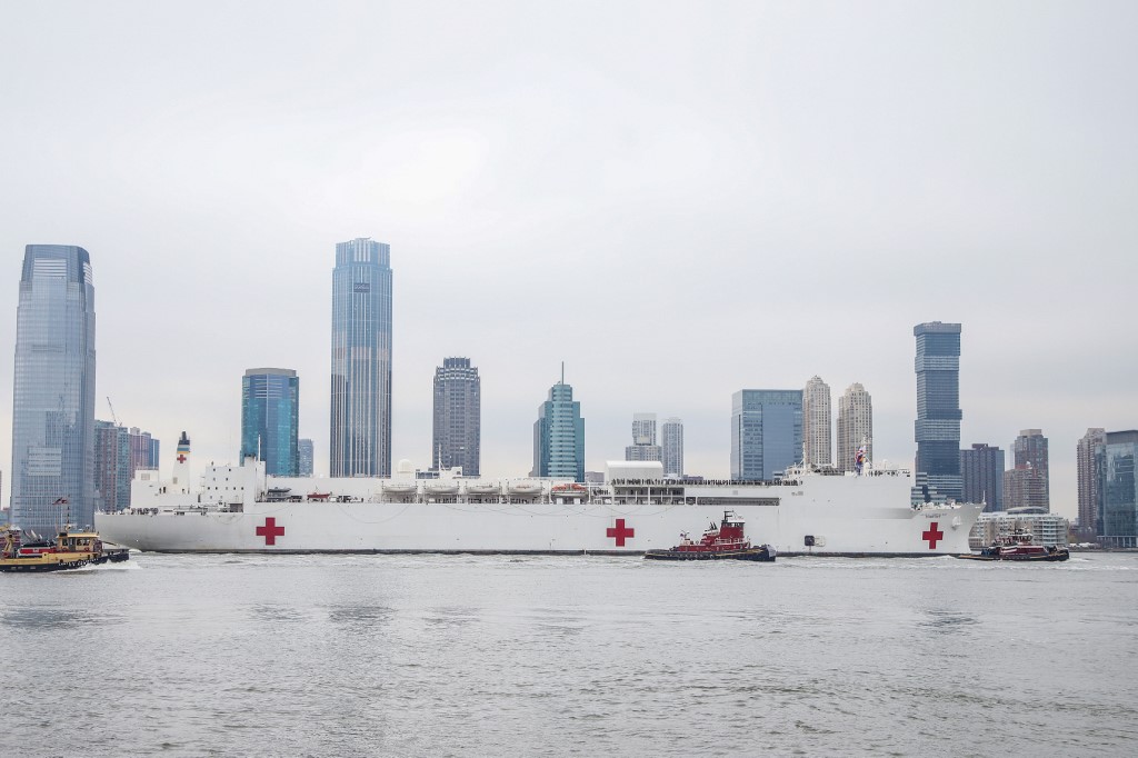 The ship USNS Comfort is seen on the Hudson River near the Statue of Liberty in New York in the United States on Monday morning, 30. The USNS Comfort has the capacity to serve 1000 patients and has even helped to fight a new coronavirus pandemic. (COVID-19).