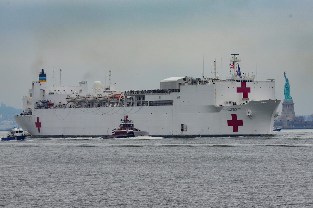 The USNS Comfort hospital ship is seen on the Hudson River near the Statue of Liberty in New York in the States on Monday morning, 30. The USNS Comfort has the capacity to serve 1000 patients, and arrived to help fight the new coronavirus pandemic. (COVID-19).