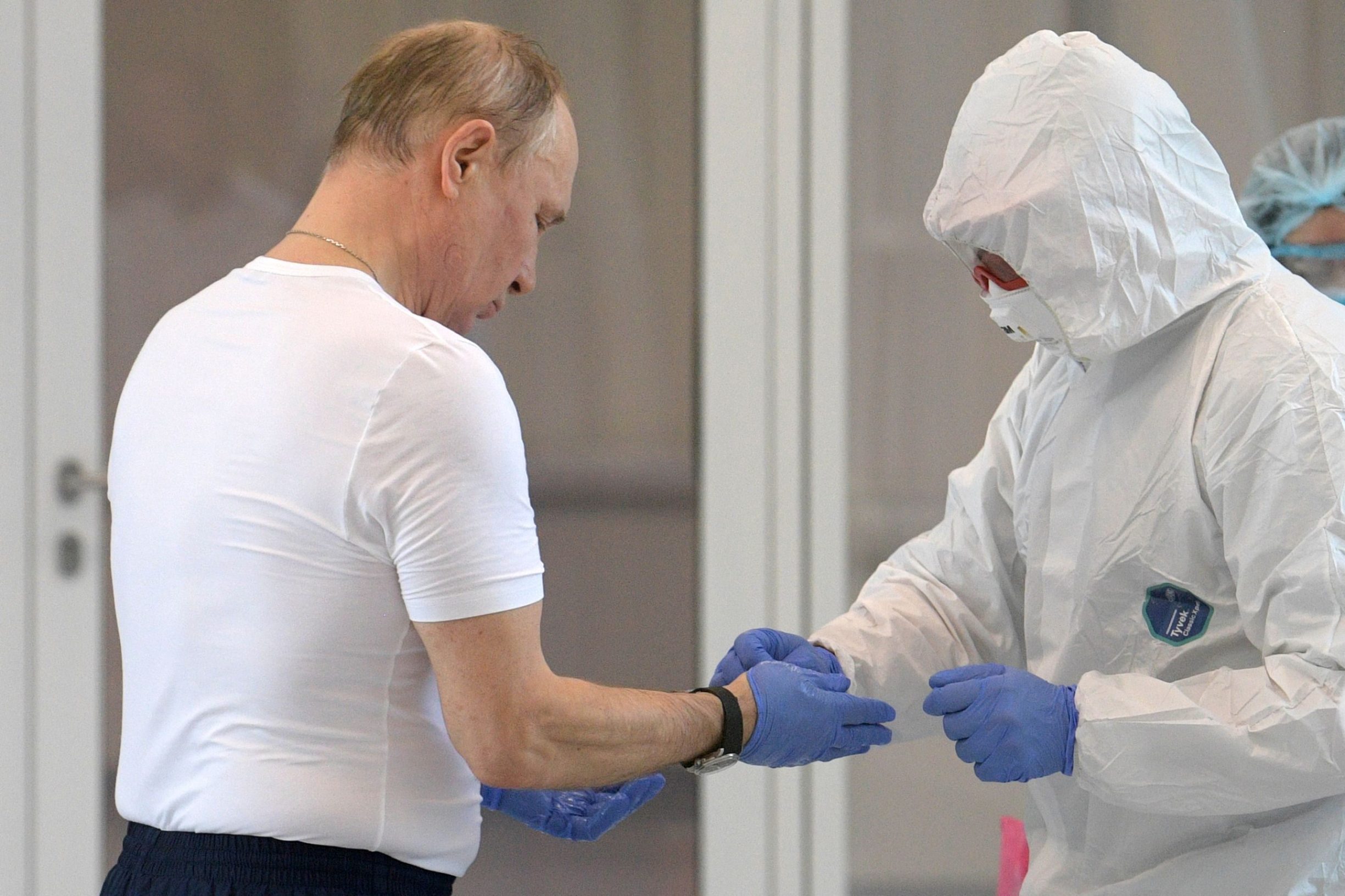 Russian President Vladimir Putin visits a hospital where patients infected with the COVID-19 novel coronavirus are being treated in the settlement of Kommunarka in Moscow on March 24, 2020. (Photo by Alexey DRUZHININ / SPUTNIK / AFP)