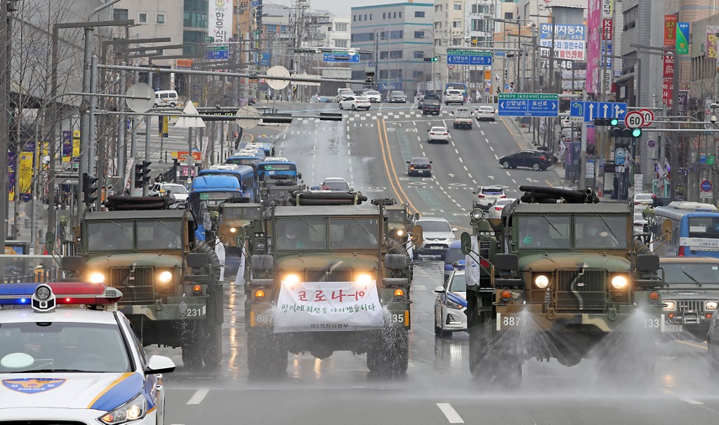Vojna vozila dezinficiraju ulice Daegua