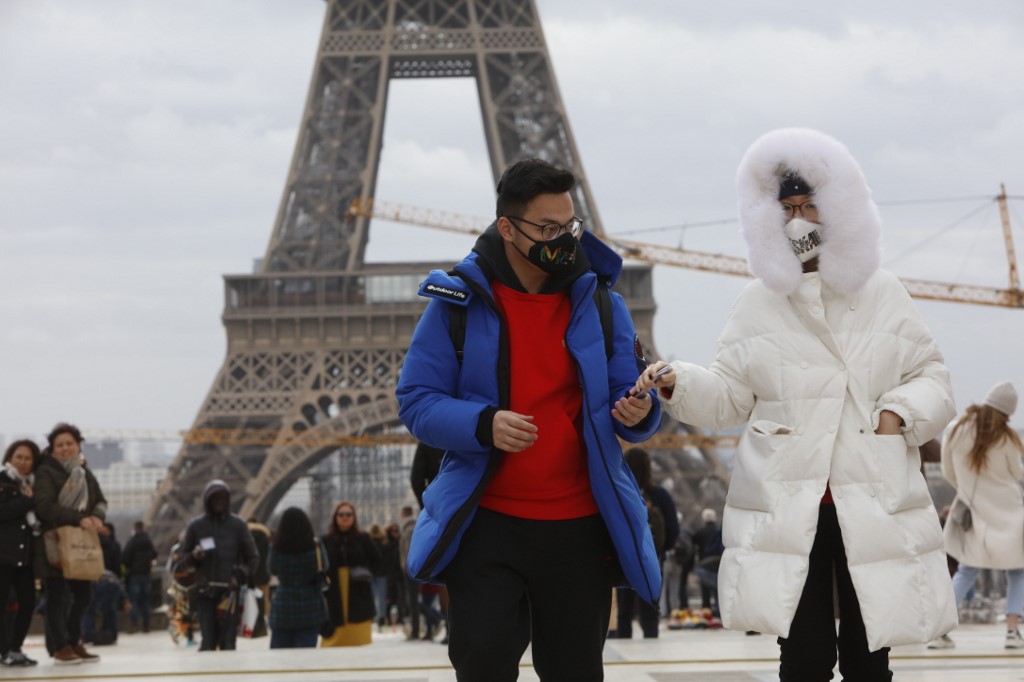 Turisti u Parizu, u pozdaini Eiffelov toranj
