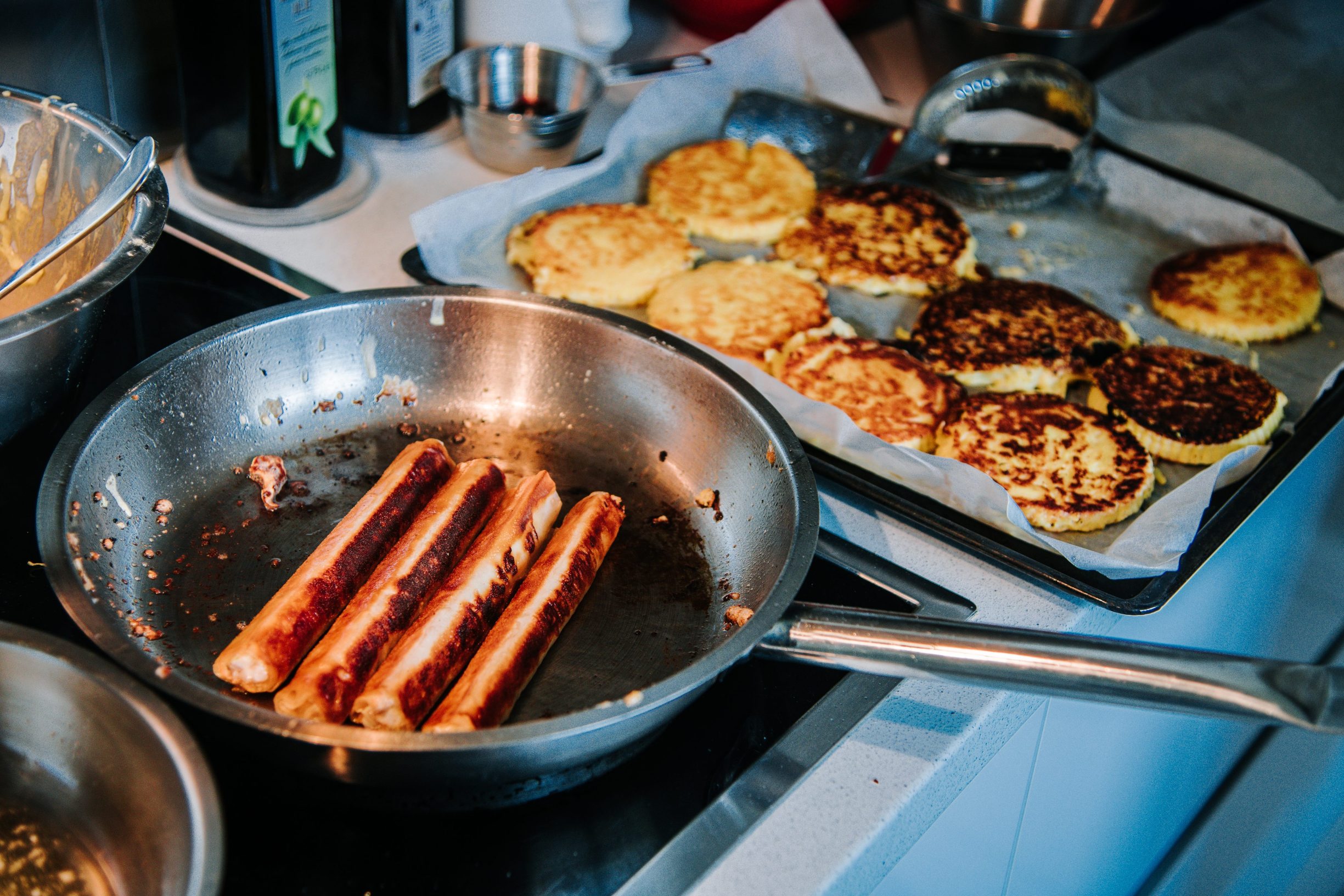 Zagreb, 220220.
Kuhar Igor Gudac pripremio je nekoliko jela za uzvanike svedske ambasade.
Foto: Marko Miscevic / CROPIX