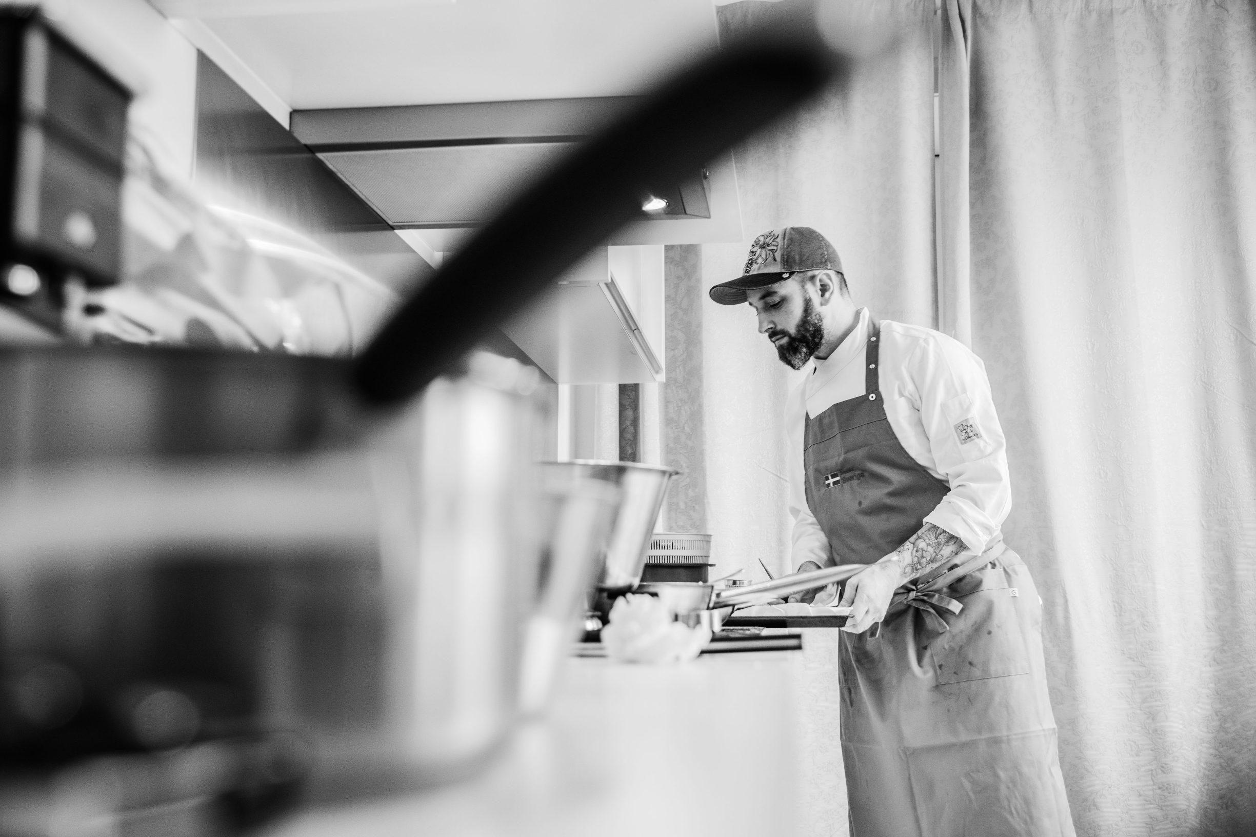 Zagreb, 220220.
Kuhar Igor Gudac pripremio je nekoliko jela za uzvanike svedske ambasade.
Na fotografiji: kuhar Igor Gudac.
Foto: Marko Miscevic / CROPIX