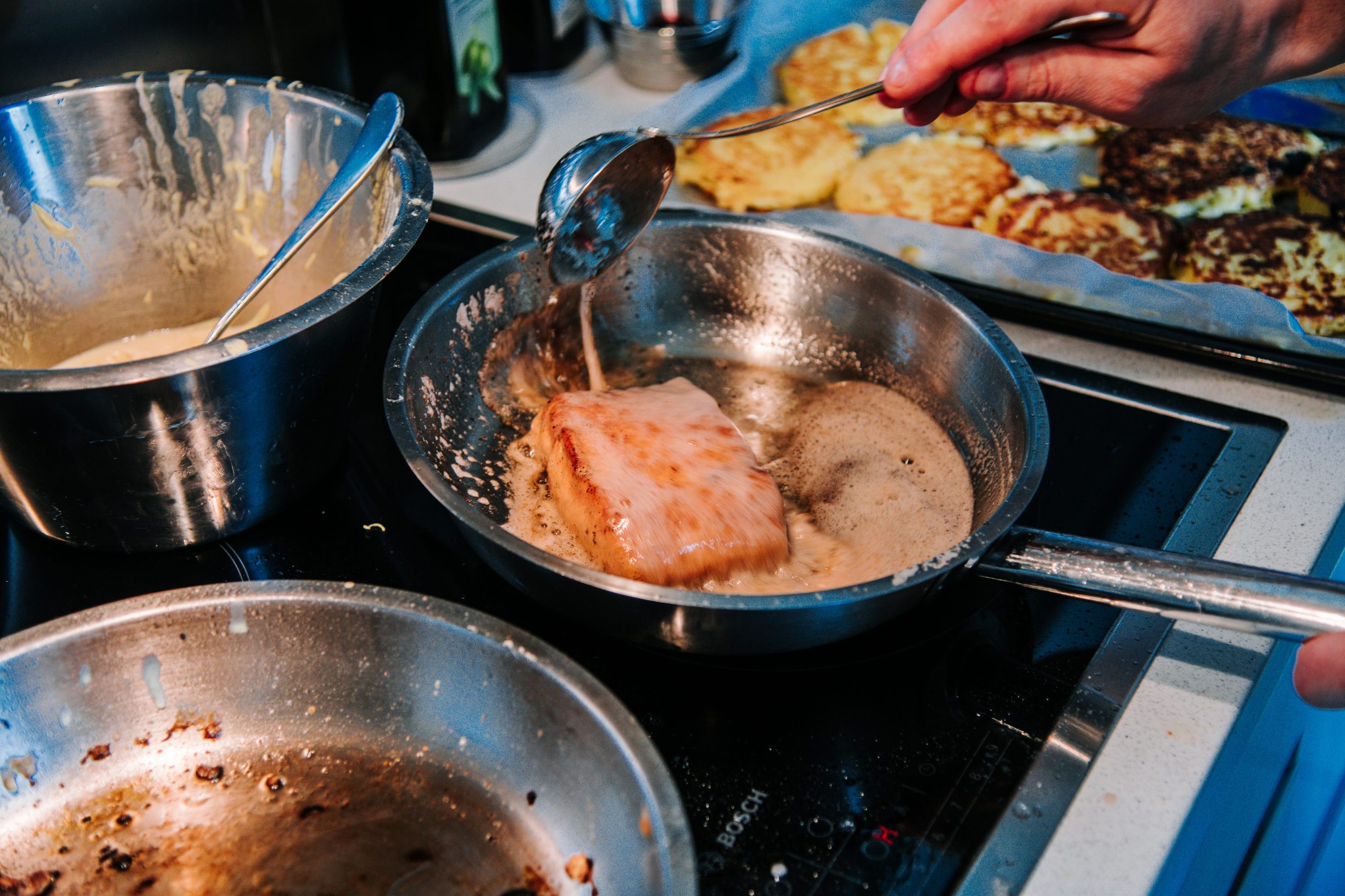Zagreb, 220220.
Kuhar Igor Gudac pripremio je nekoliko jela za uzvanike svedske ambasade.
Foto: Marko Miscevic / CROPIX