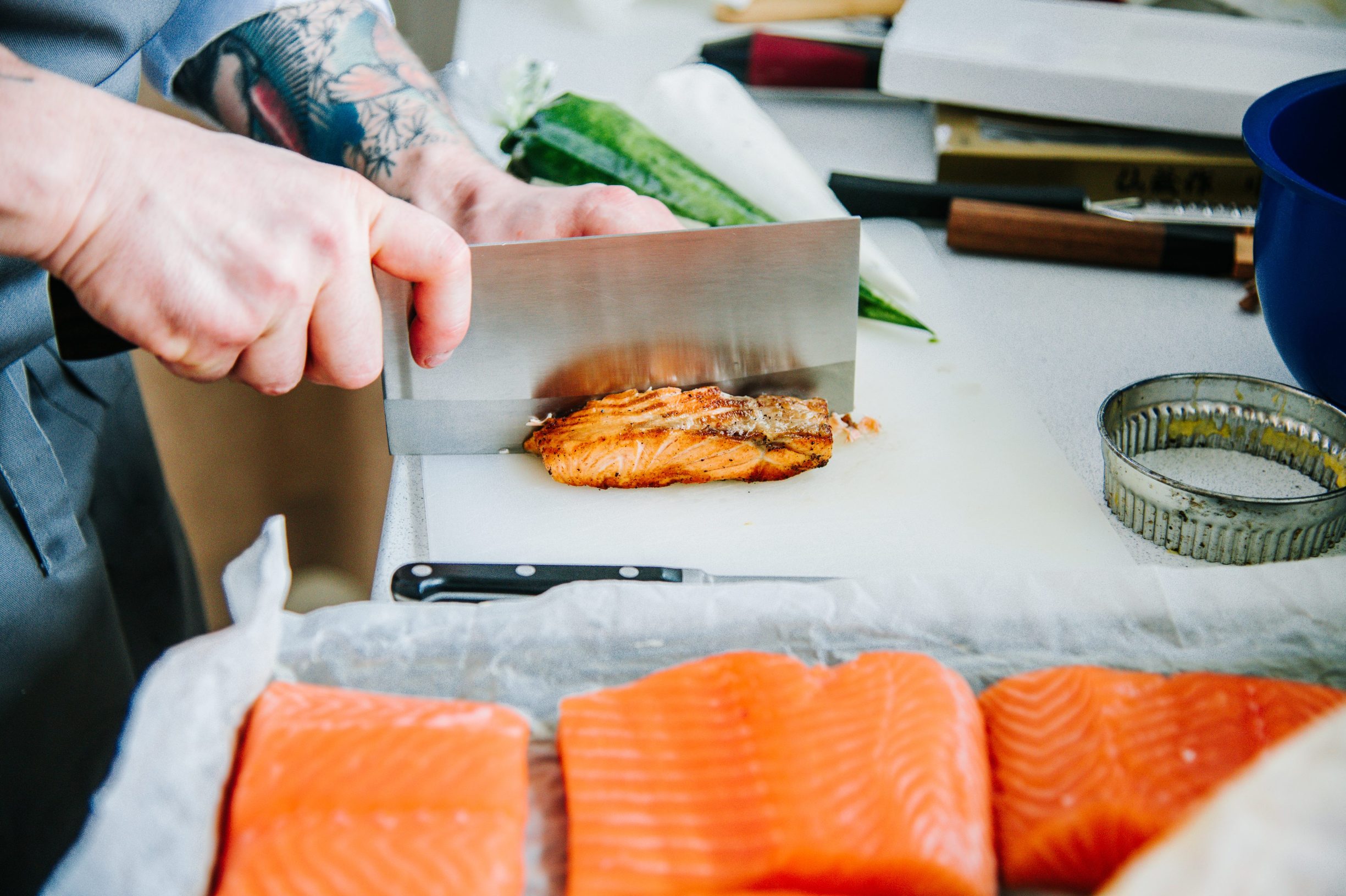 Zagreb, 220220.
Kuhar Igor Gudac pripremio je nekoliko jela za uzvanike svedske ambasade.
Foto: Marko Miscevic / CROPIX