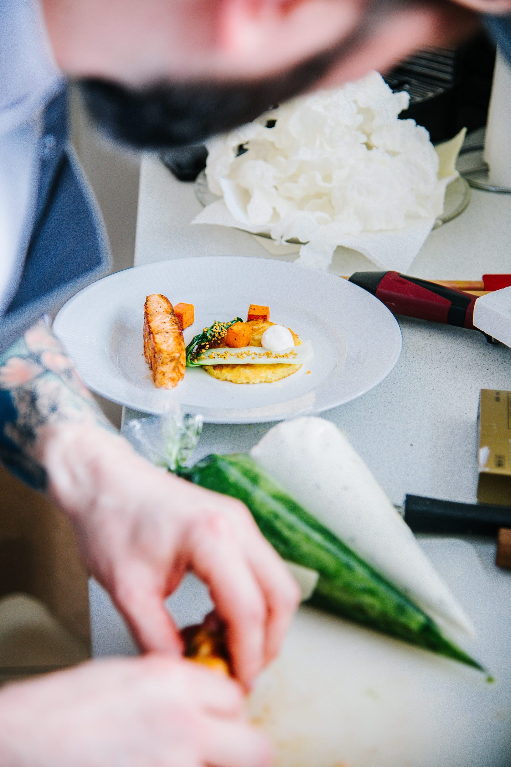 Zagreb, 220220.
Kuhar Igor Gudac pripremio je nekoliko jela za uzvanike svedske ambasade.
Foto: Marko Miscevic / CROPIX