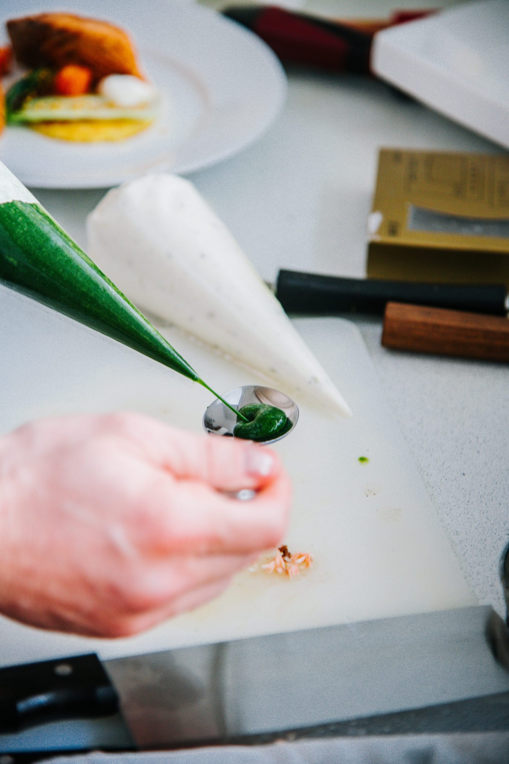 Zagreb, 220220.
Kuhar Igor Gudac pripremio je nekoliko jela za uzvanike svedske ambasade.
Foto: Marko Miscevic / CROPIX
