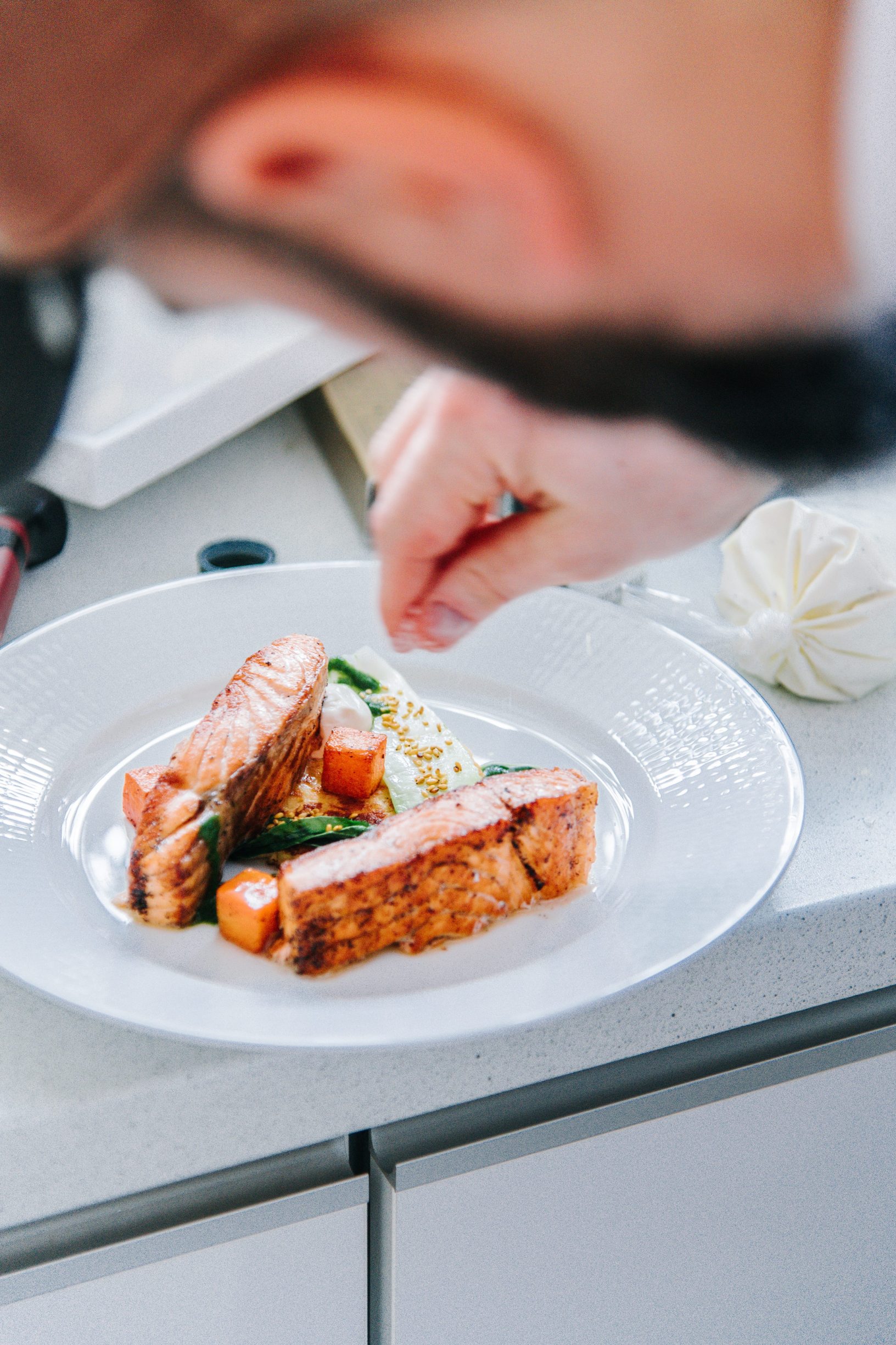 Zagreb, 220220.
Kuhar Igor Gudac pripremio je nekoliko jela za uzvanike svedske ambasade.
Foto: Marko Miscevic / CROPIX