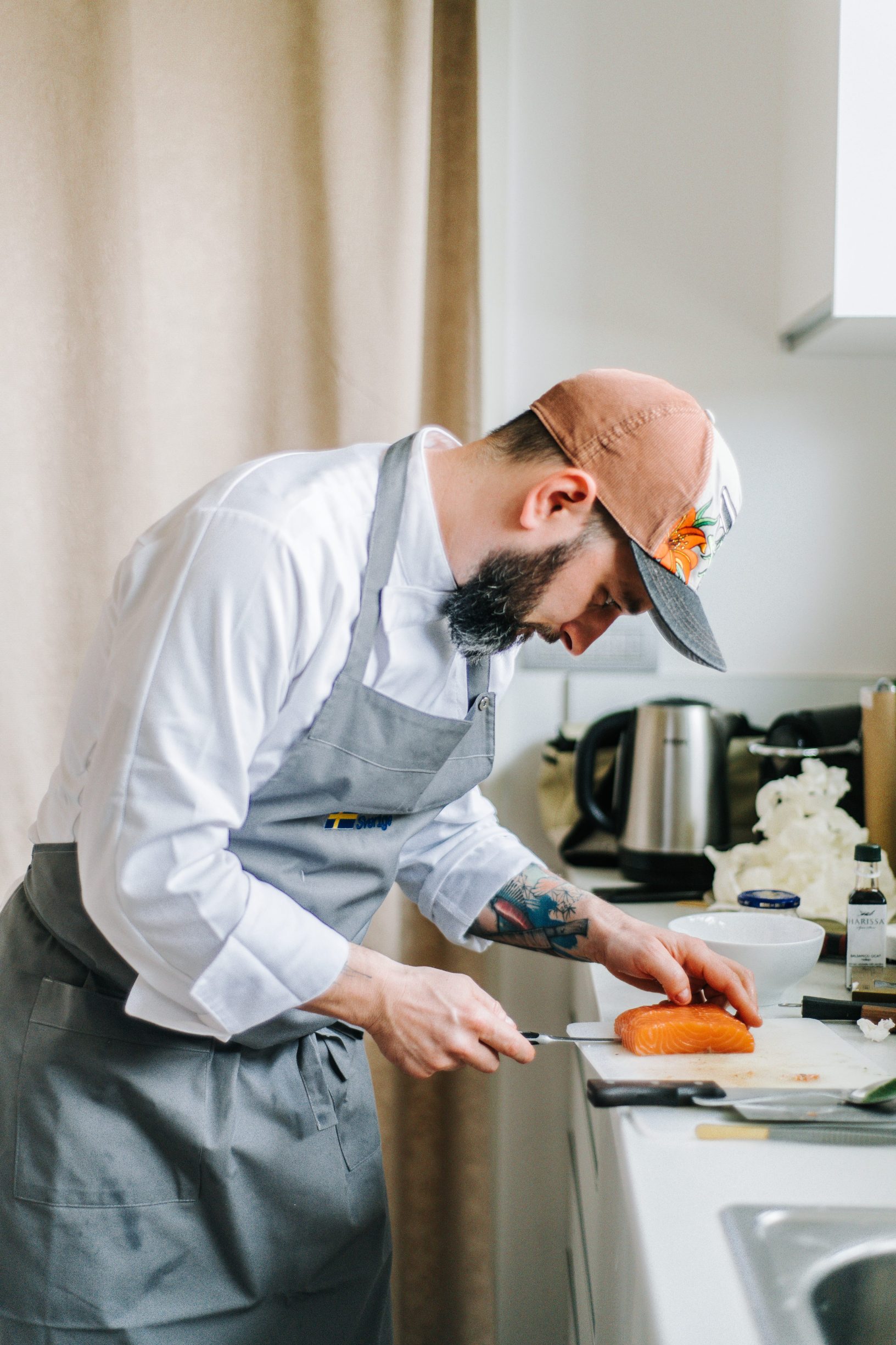 Zagreb, 220220.
Kuhar Igor Gudac pripremio je nekoliko jela za uzvanike svedske ambasade.
Na fotografiji: kuhar Igor Gudac.
Foto: Marko Miscevic / CROPIX