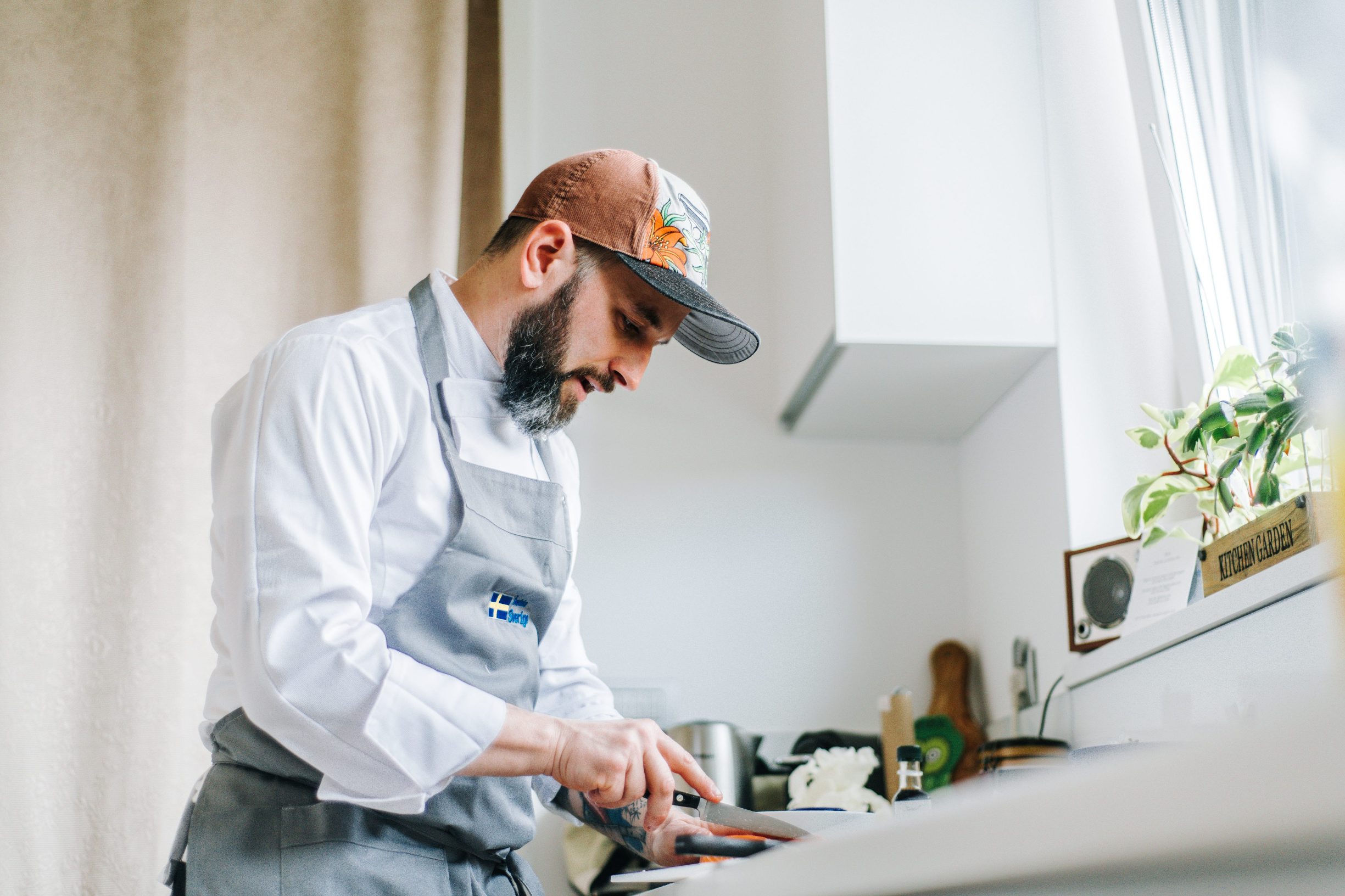 Zagreb, 220220.
Kuhar Igor Gudac pripremio je nekoliko jela za uzvanike svedske ambasade.
Foto: Marko Miscevic / CROPIX