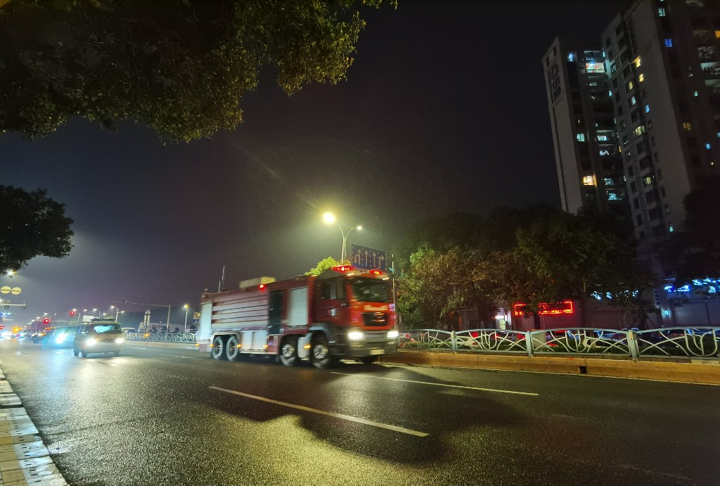 Vatrogasno vozilo dolazi ide prema urušenom hotelu