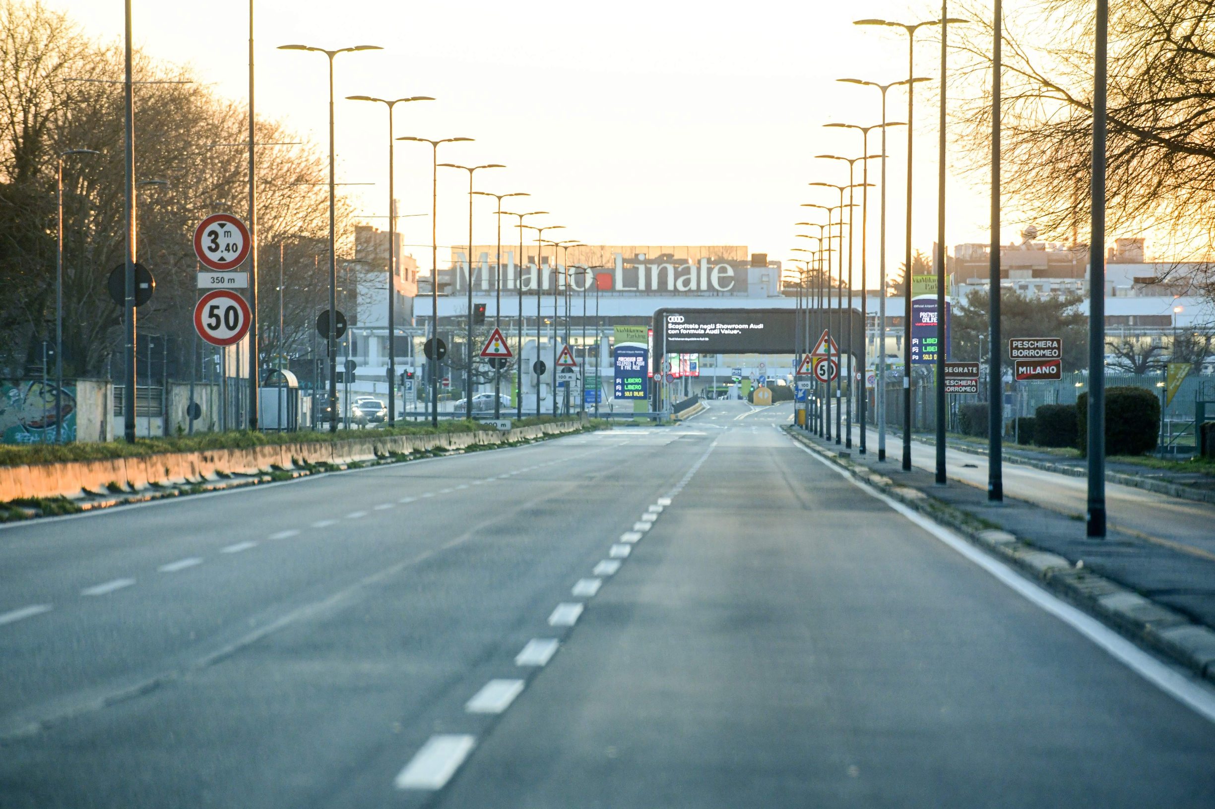 Opustjela cesta koja vodi prema aerodromu u Milanu