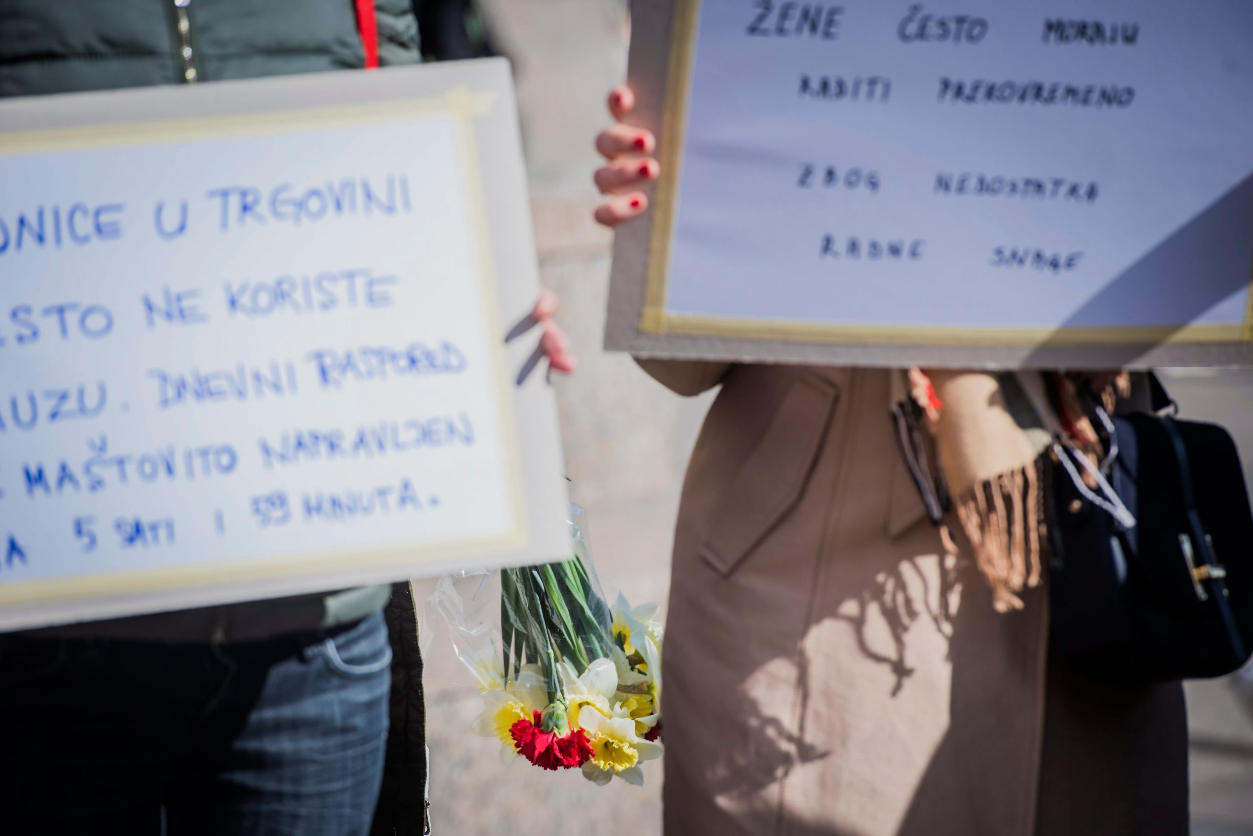 Zagreb, 080320. 
Trg bana Josipa Jelacica.
Povodom Medjunarodnog dana zena, Zenska sekcija Saveza samostalnih sindikata Hrvatske (SSSH) organizirala je performance pod nazivom Zene u okovima radnog vremena. 
Foto: Neja Markicevic / CROPIX